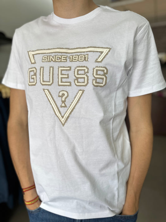 CAMISETA GUESS BALNCA CON LOG EN RELIEVE BEIGE
