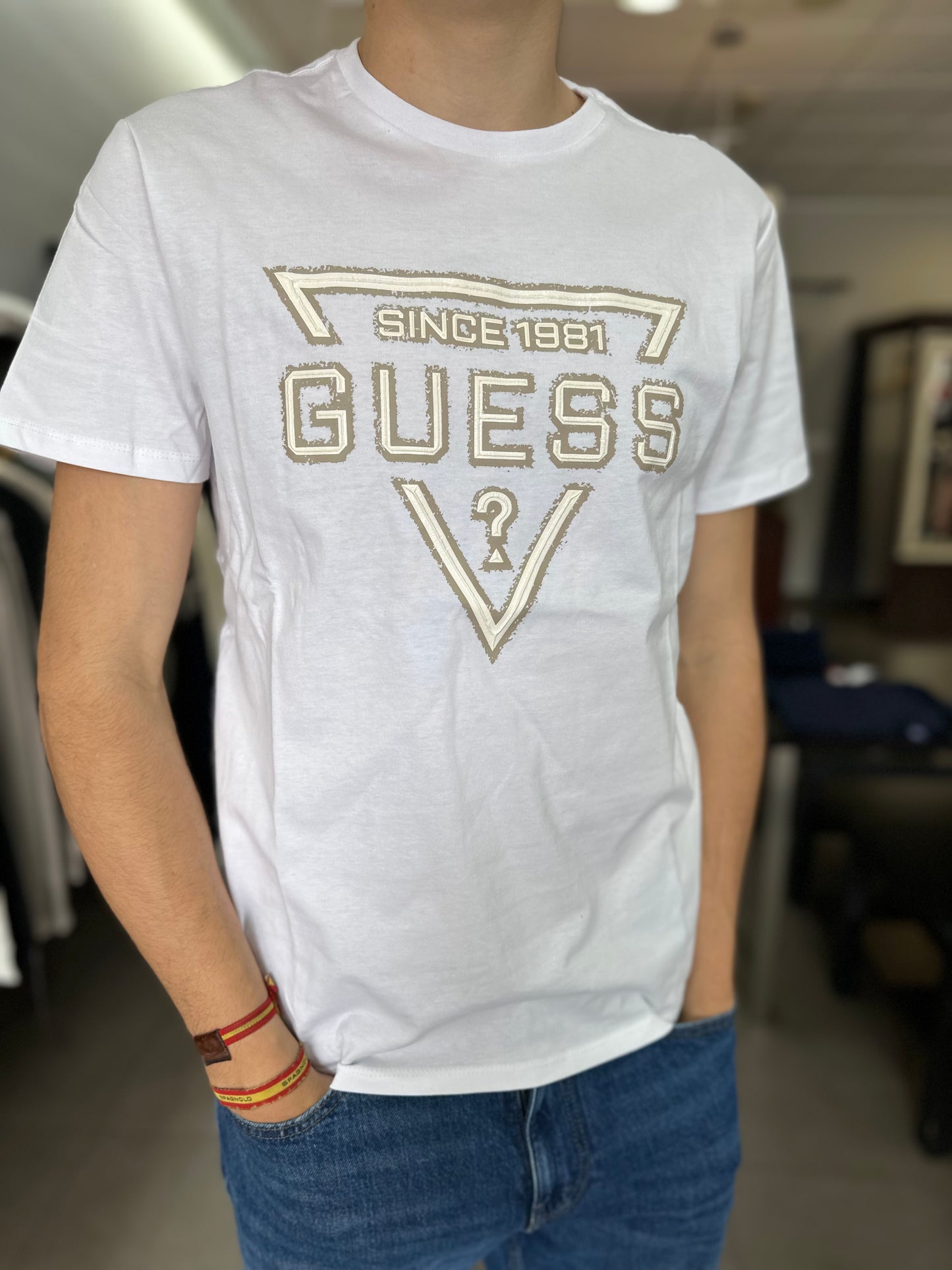 CAMISETA GUESS BALNCA CON LOG EN RELIEVE BEIGE