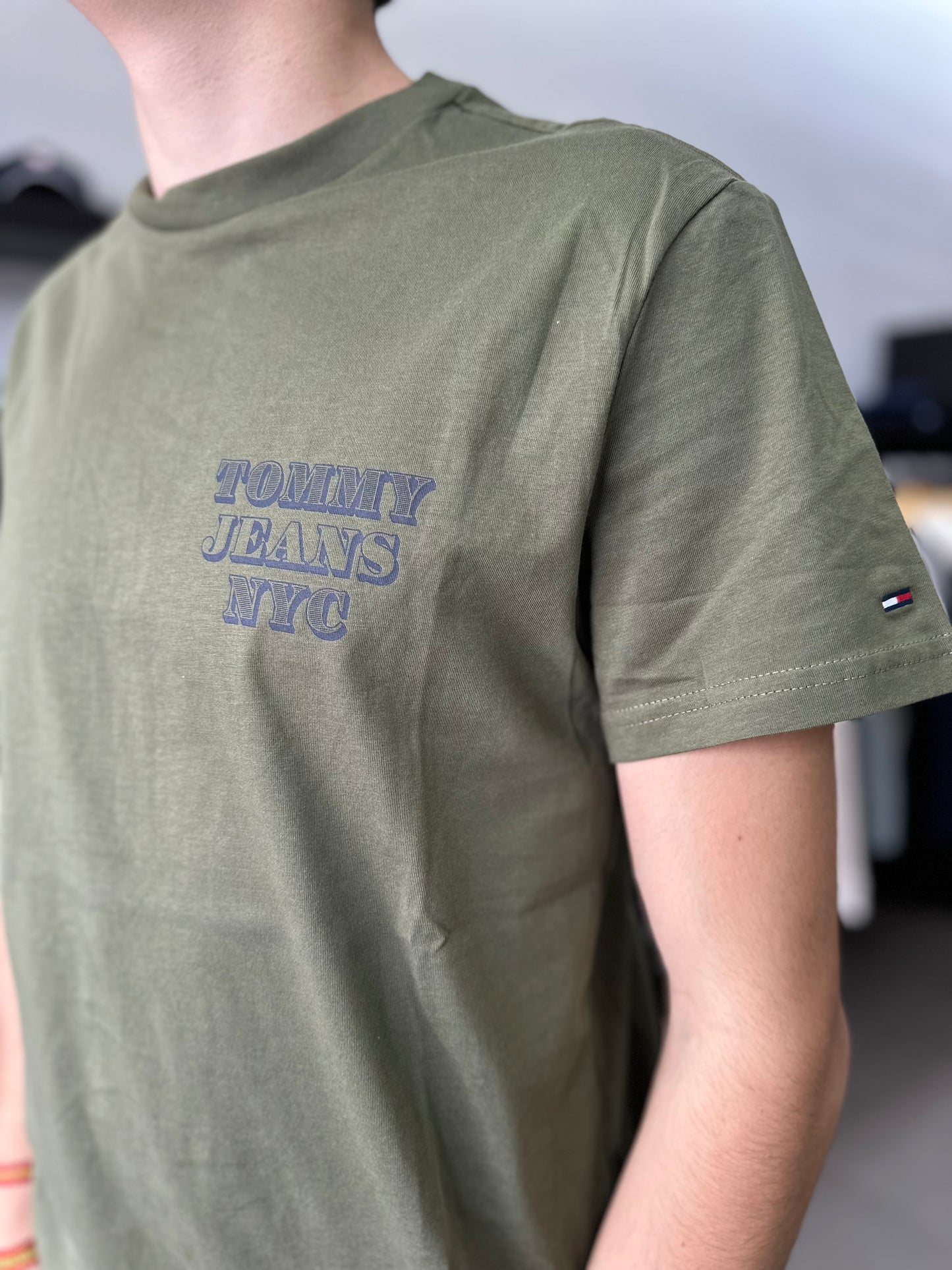 CAMISETA TOMMY VERDE MILITAR CON LOGO MARINO HOMBRE