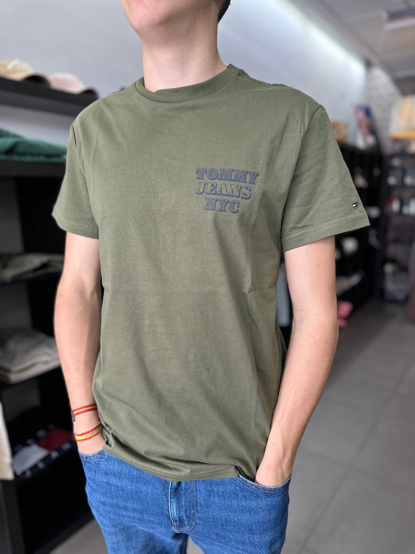 CAMISETA TOMMY VERDE MILITAR CON LOGO MARINO HOMBRE