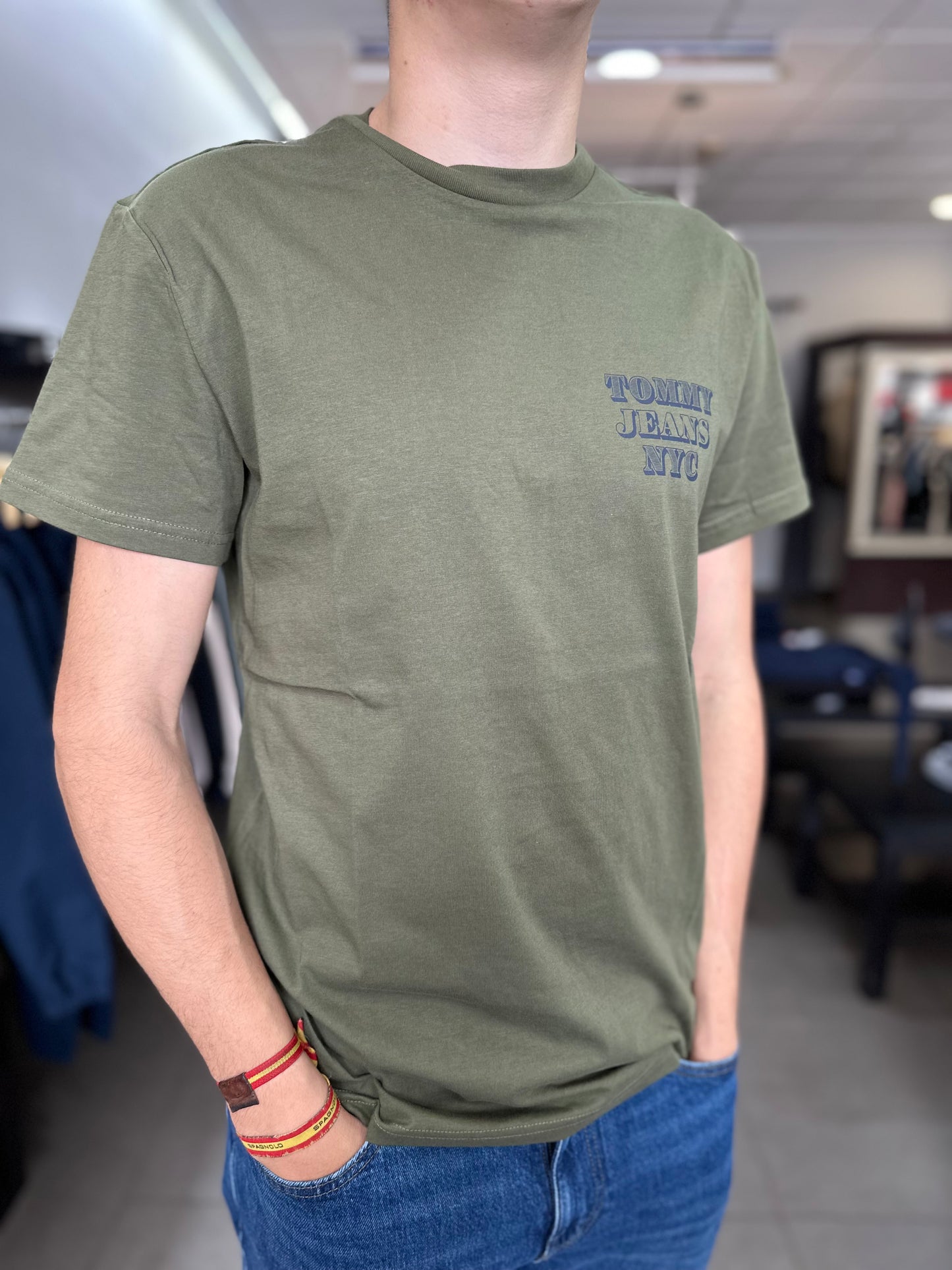 CAMISETA TOMMY VERDE MILITAR CON LOGO MARINO HOMBRE