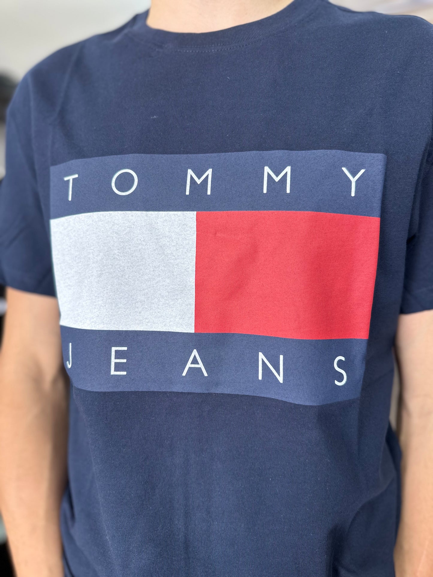 CAMISETA TOMMY MARINA CON LOGO BANDERA