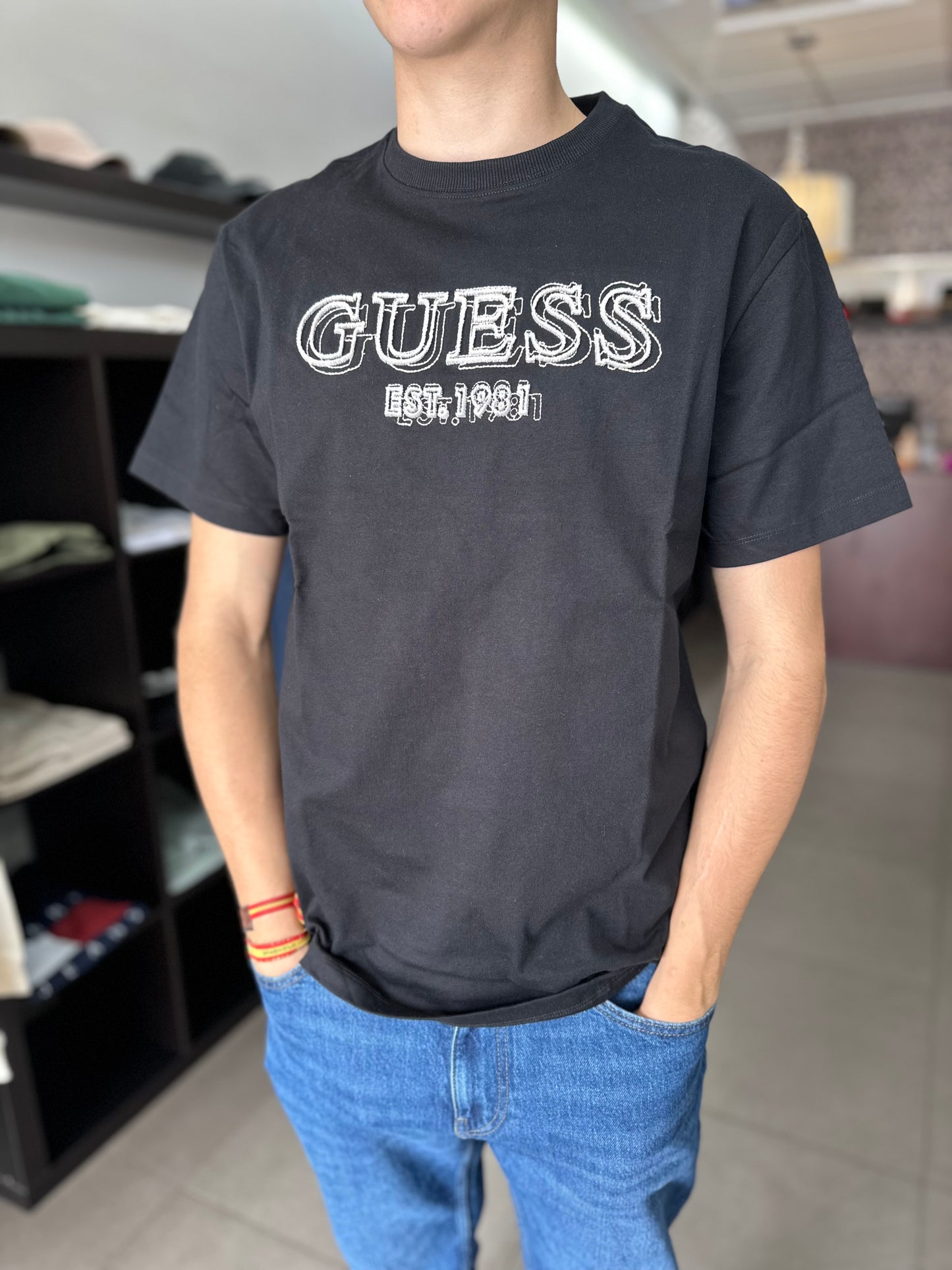 CAMISETA GUESS NEGRA CON LOGO BORADADO EN RELIEVE BEIGE