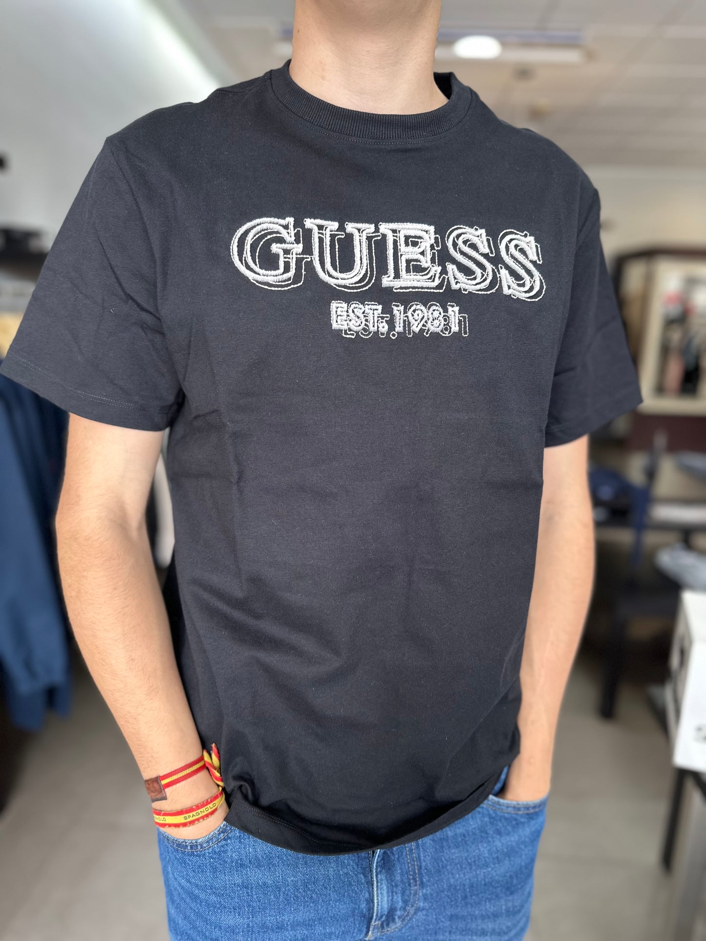 CAMISETA GUESS NEGRA CON LOGO BORADADO EN RELIEVE BEIGE