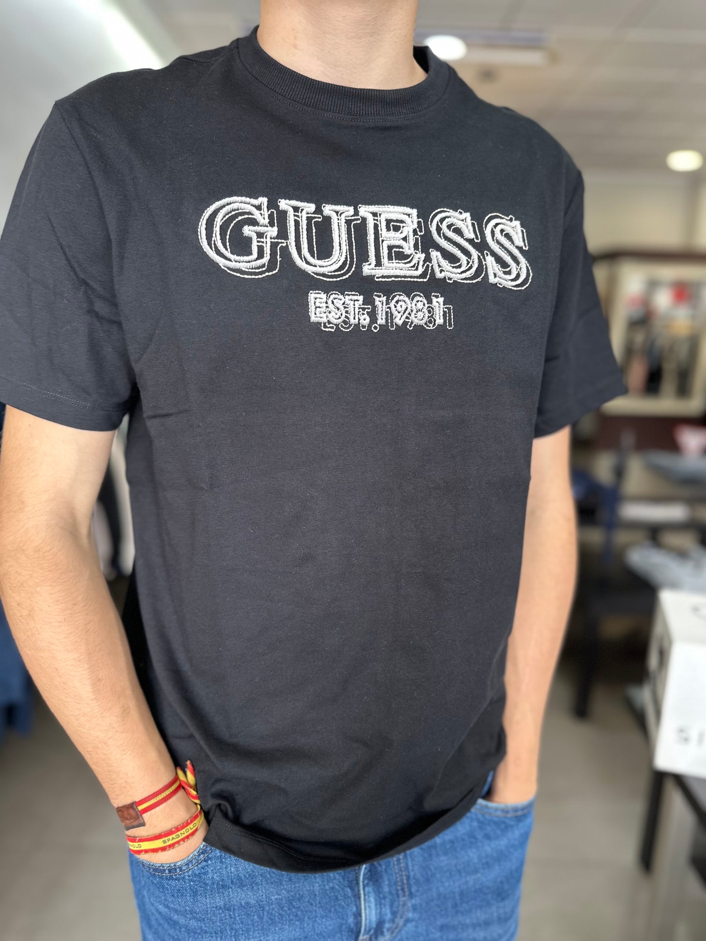 CAMISETA GUESS NEGRA CON LOGO BORADADO EN RELIEVE BEIGE
