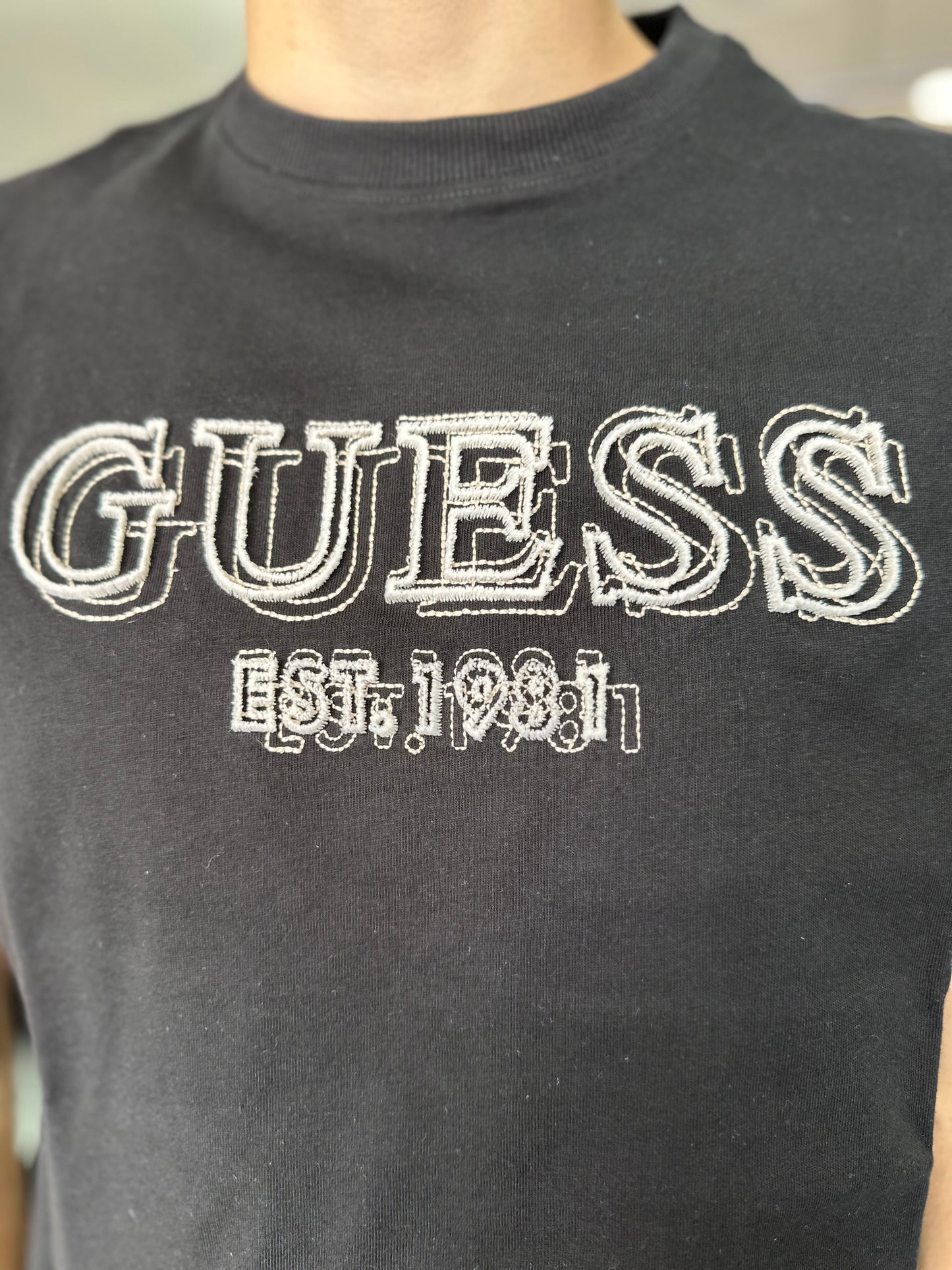 CAMISETA GUESS NEGRA CON LOGO BORADADO EN RELIEVE BEIGE