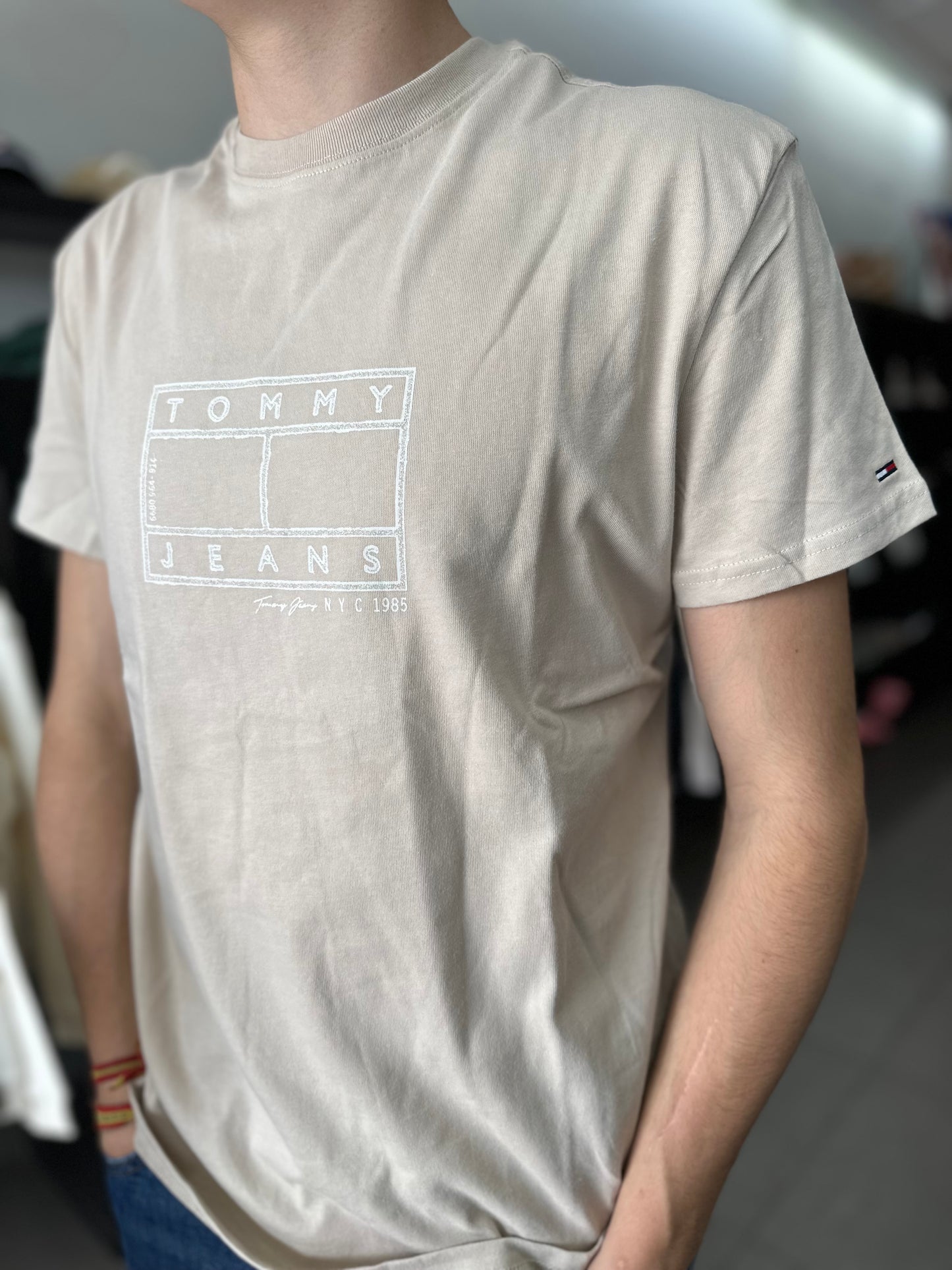 CAMISETA TOMMY BEIGE HOMBRE