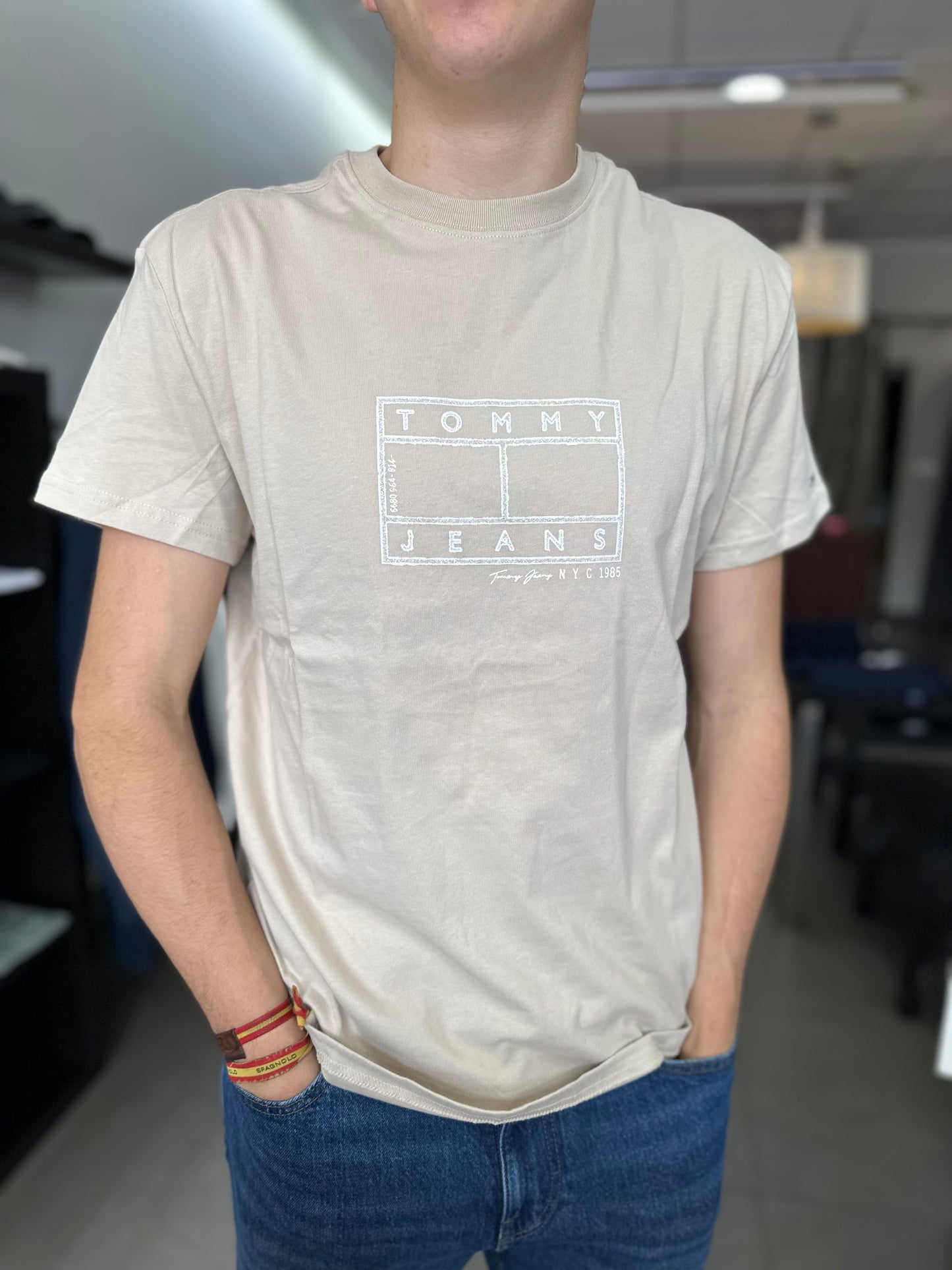 CAMISETA TOMMY BEIGE HOMBRE