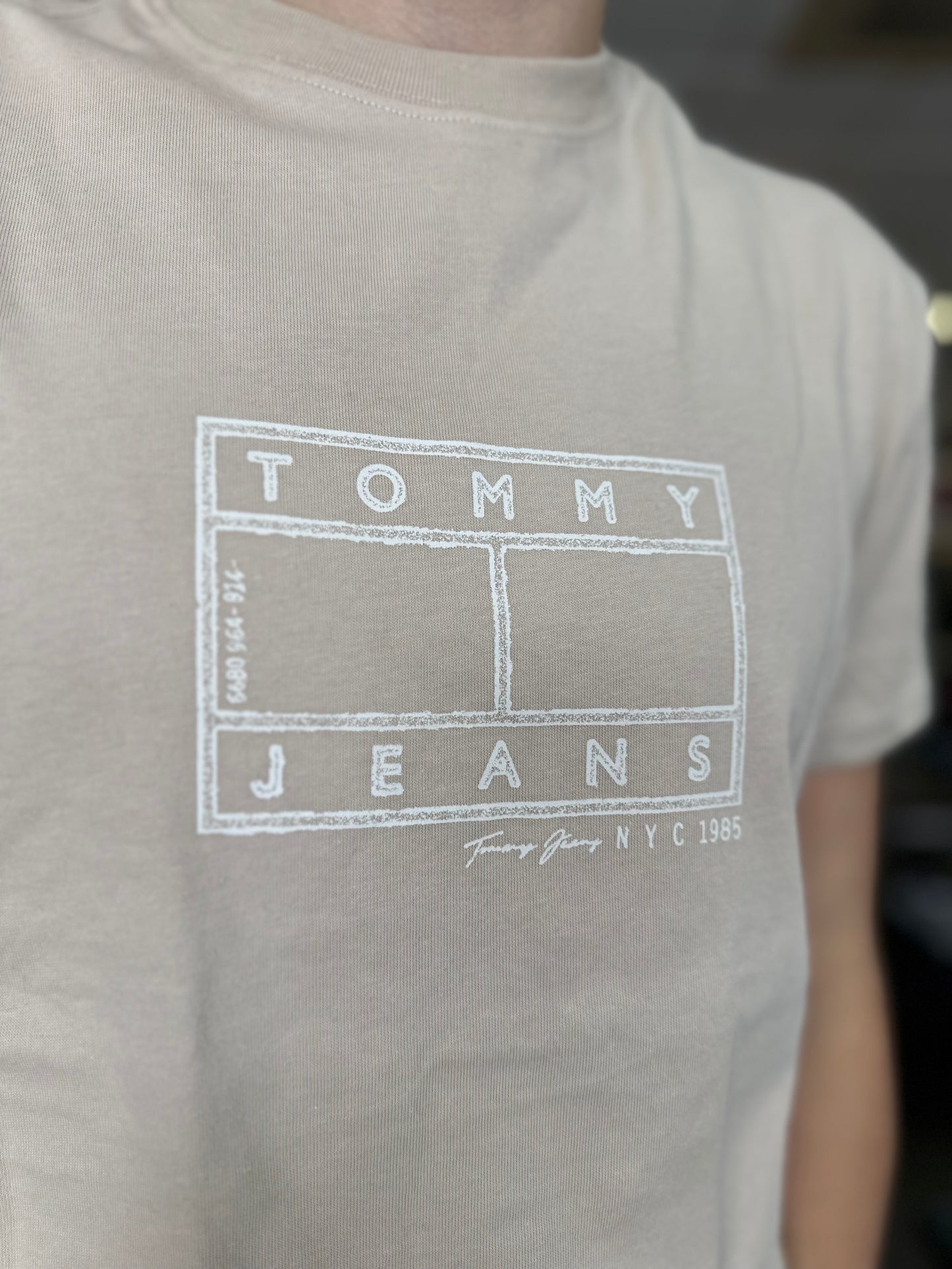 CAMISETA TOMMY BEIGE HOMBRE