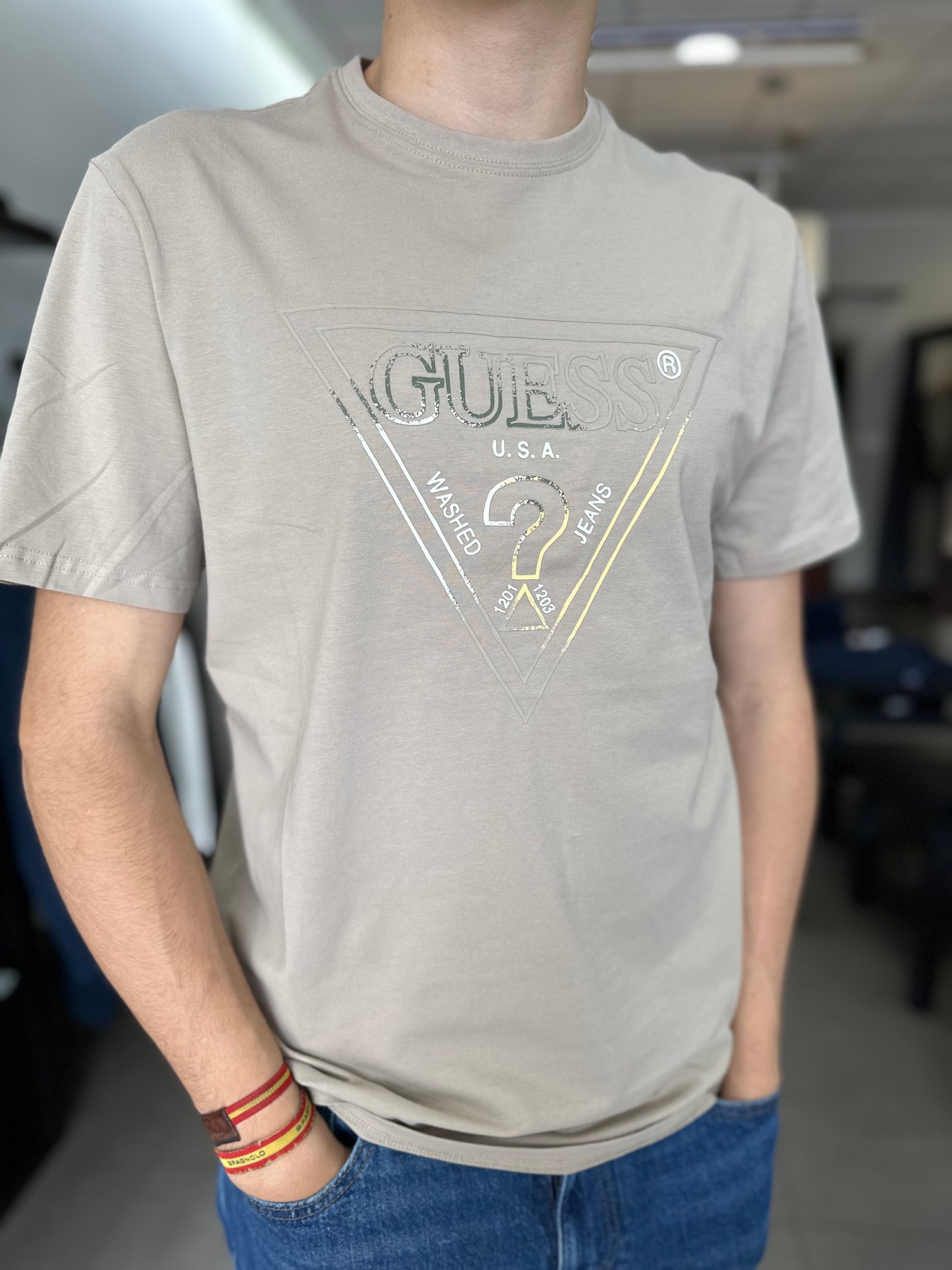 CAMISETA GUESS BEIGE CON LOGO DIFUMINADO