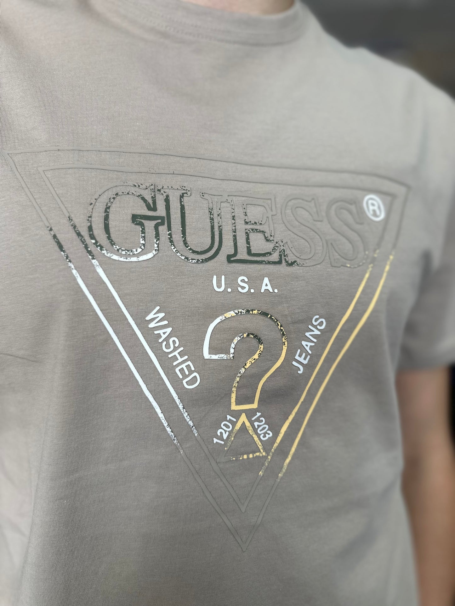 CAMISETA GUESS BEIGE CON LOGO DIFUMINADO