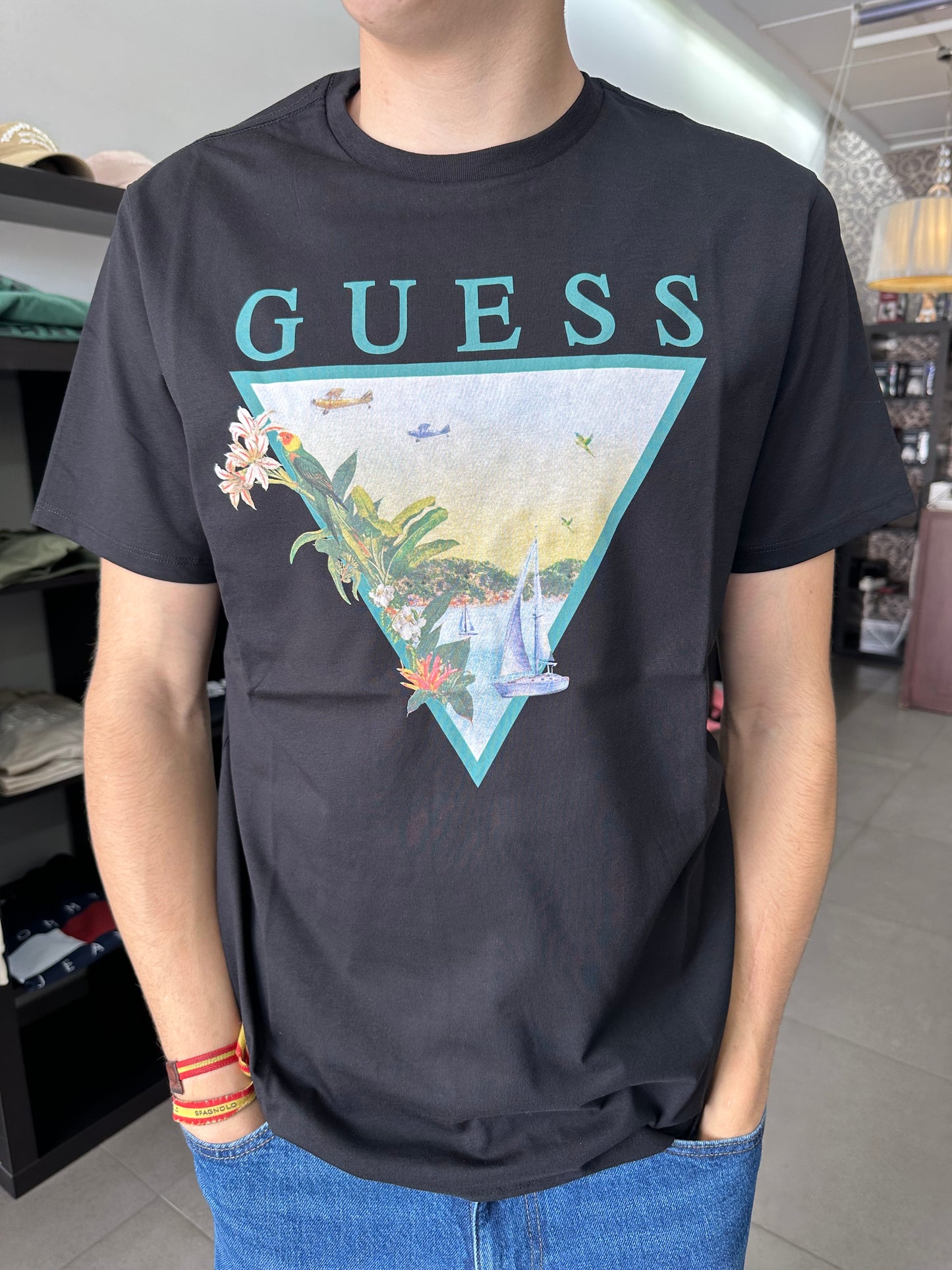 CAMISETA GUESS NEGRA CON LOGO TROPICAL
