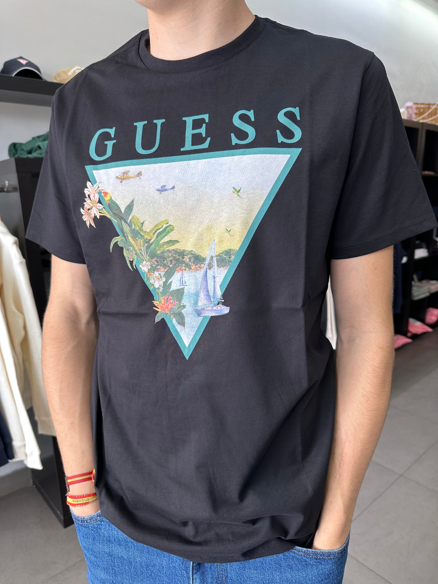 CAMISETA GUESS NEGRA CON LOGO TROPICAL