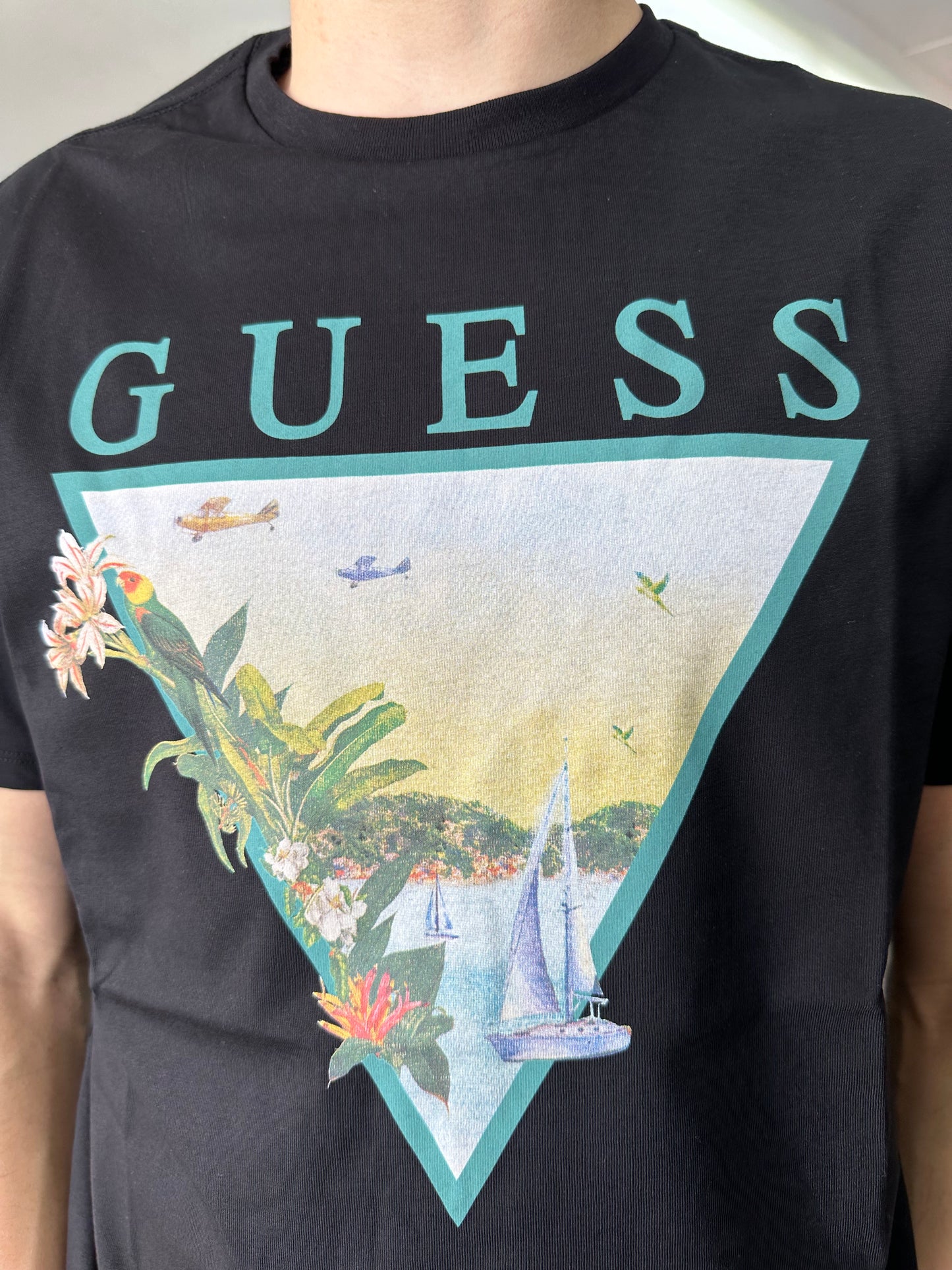 CAMISETA GUESS NEGRA CON LOGO TROPICAL