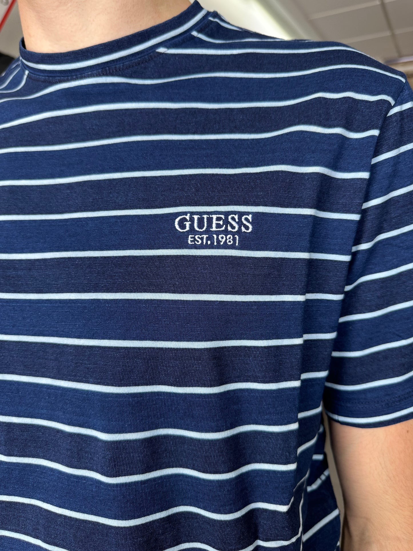 CAMISETA GUESS RAYAS MARINA