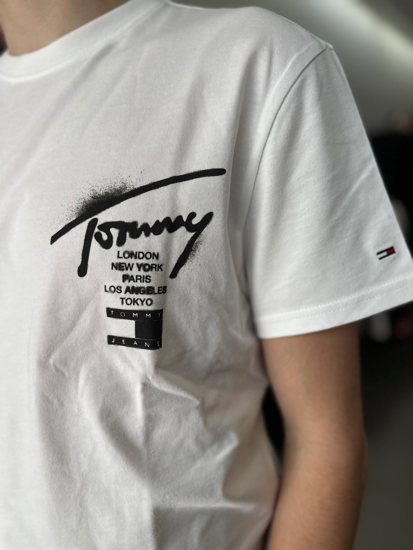 CAMISETA TOMMY BLANCA CON LOGO SPRAY NEGRO EN LA ESPALDA