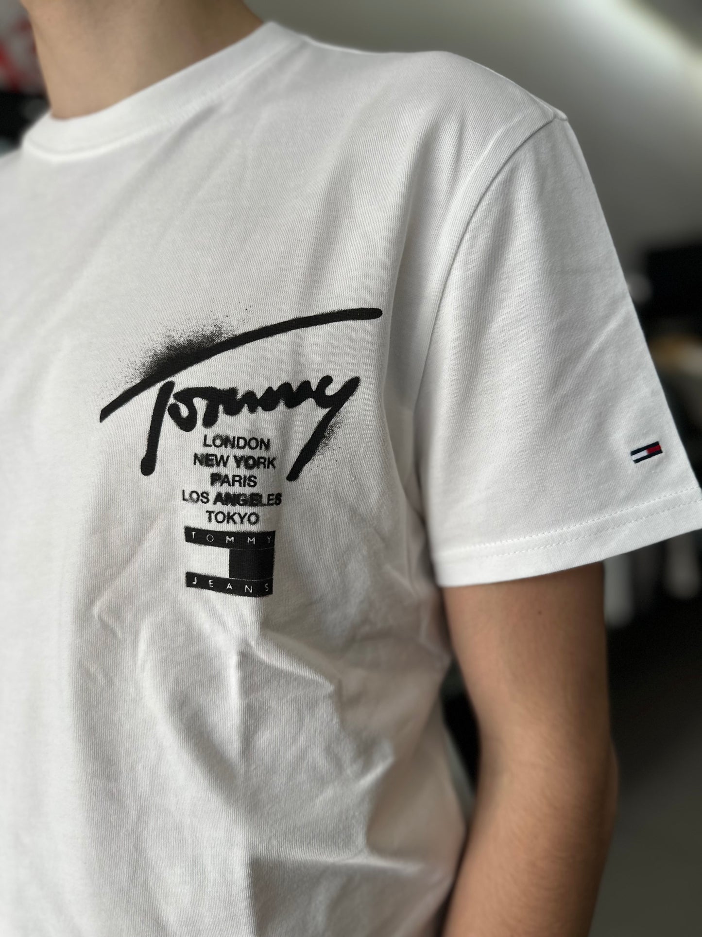 CAMISETA TOMMY BLANCA CON LOGO SPRAY NEGRO EN LA ESPALDA