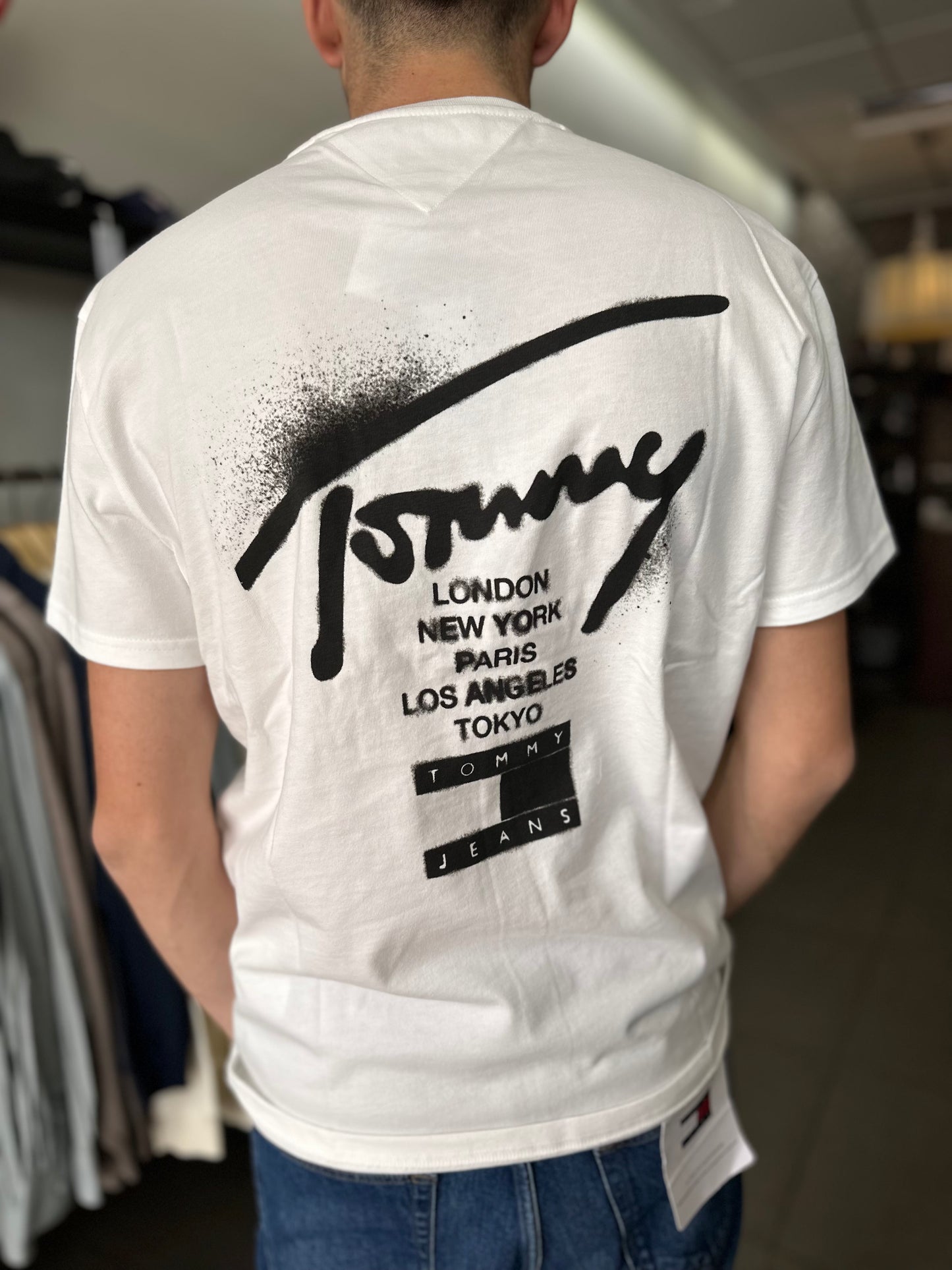 CAMISETA TOMMY BLANCA CON LOGO SPRAY NEGRO EN LA ESPALDA