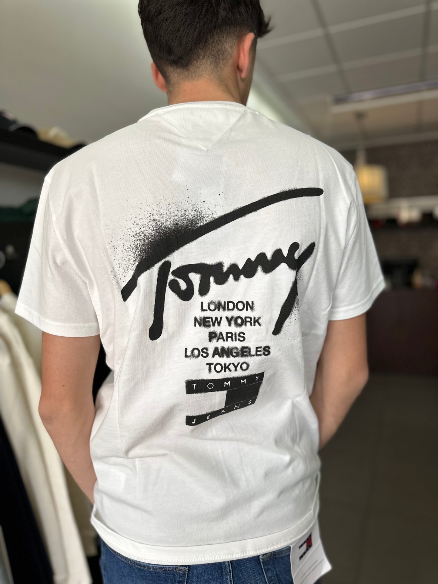 CAMISETA TOMMY BLANCA CON LOGO SPRAY NEGRO EN LA ESPALDA
