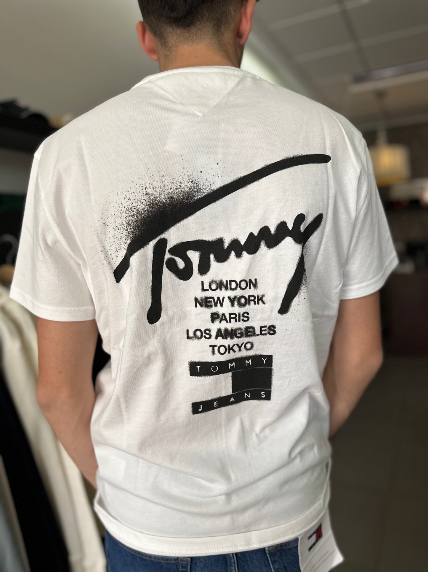 CAMISETA TOMMY BLANCA CON LOGO SPRAY NEGRO EN LA ESPALDA