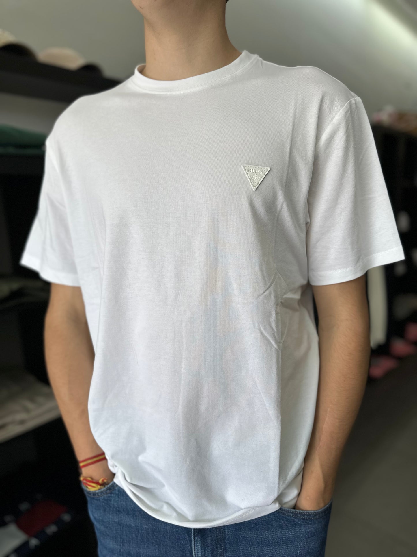 CAMISETA GUESS BLANCA CON LOGO EN PIEL A TONO