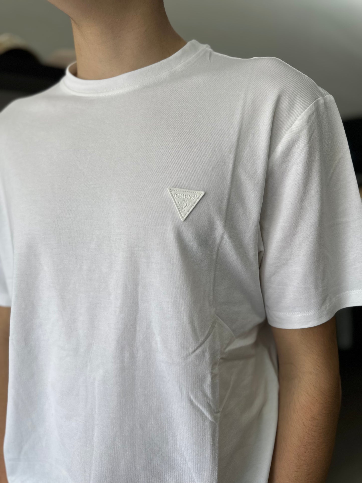 CAMISETA GUESS BLANCA CON LOGO EN PIEL A TONO