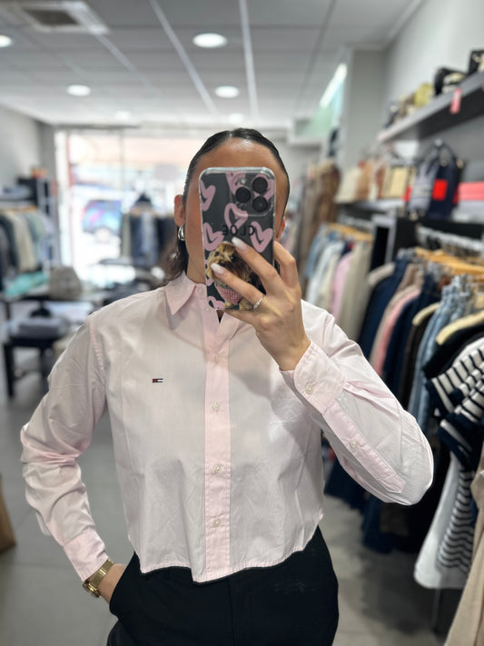 CAMISA TOMMY ROSA CON CORTE CUADRADO
