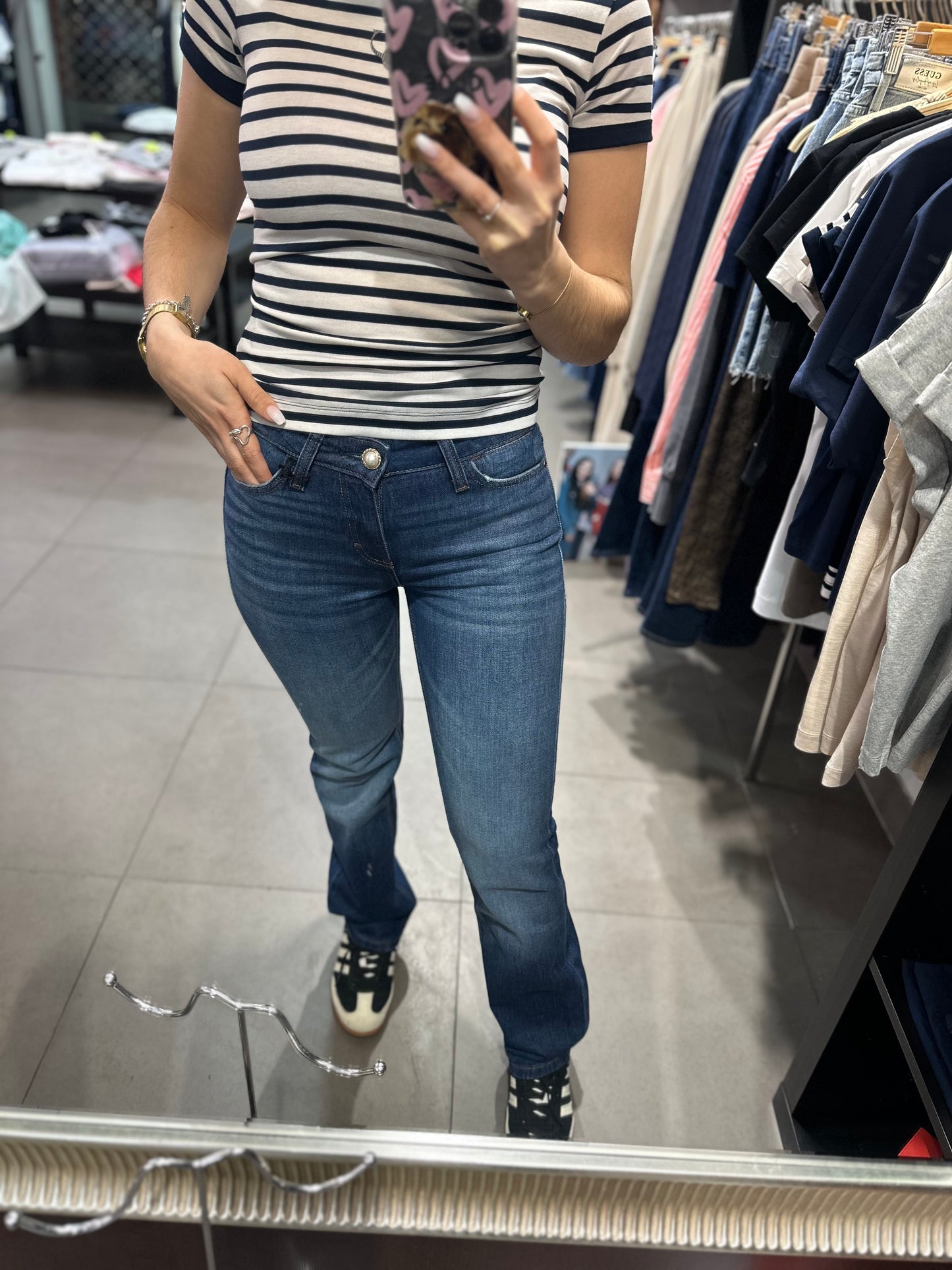 VAQUERO GUESS RECTO TIRO MEDIO CON DETALLE BOTON PERLA Y LOGO DORADO