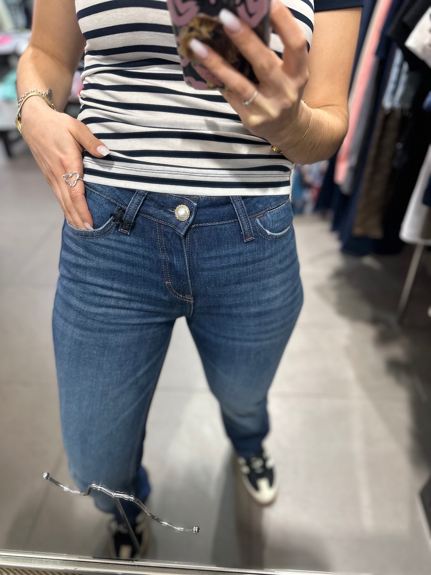 VAQUERO GUESS RECTO TIRO MEDIO CON DETALLE BOTON PERLA Y LOGO DORADO