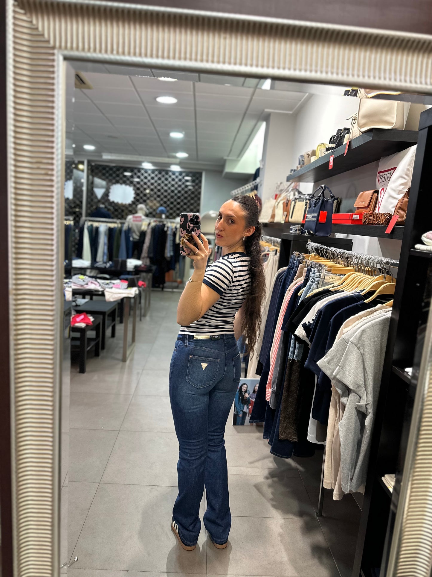 VAQUERO GUESS RECTO TIRO MEDIO CON DETALLE BOTON PERLA Y LOGO DORADO