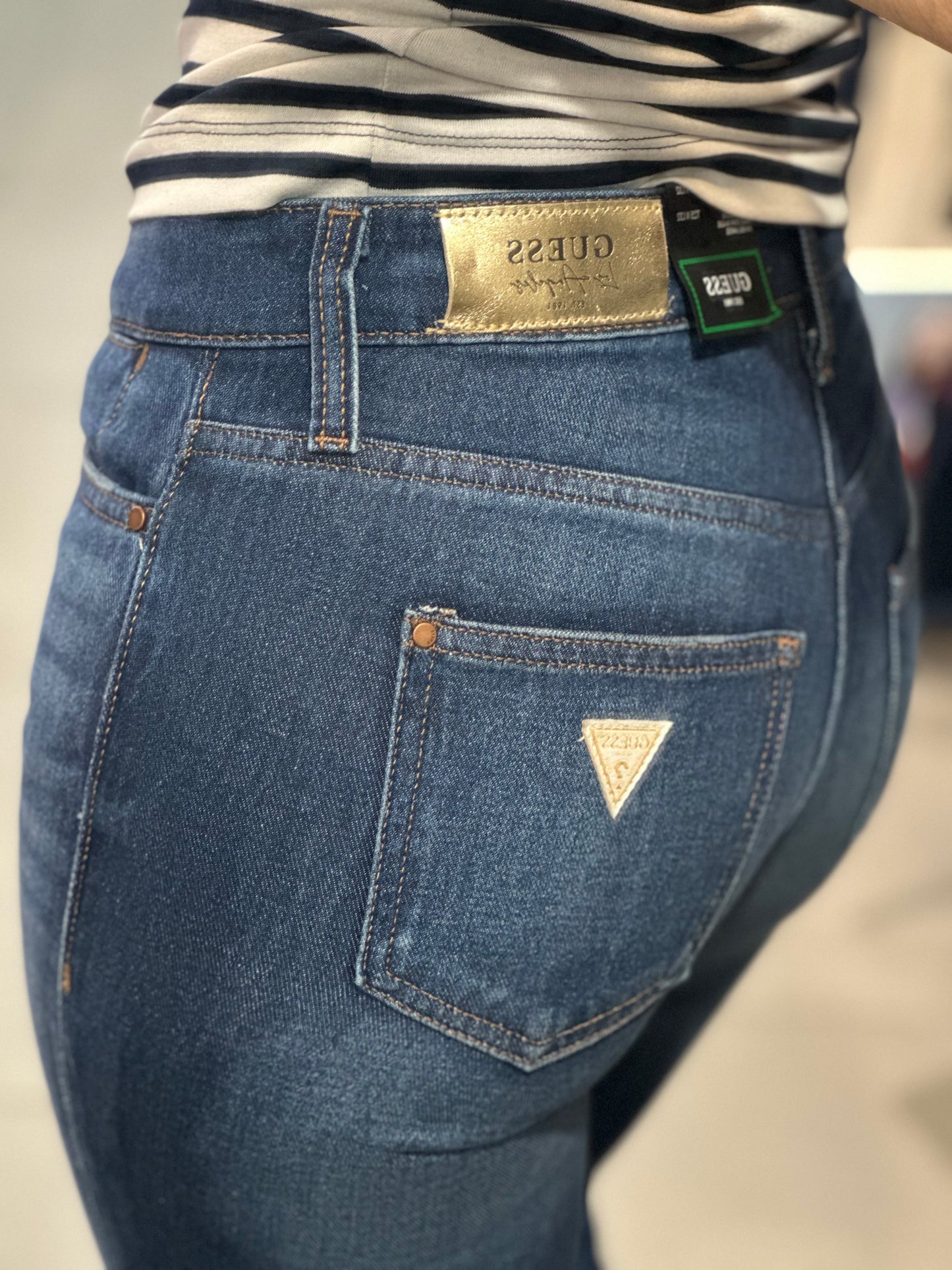 VAQUERO GUESS RECTO TIRO MEDIO CON DETALLE BOTON PERLA Y LOGO DORADO