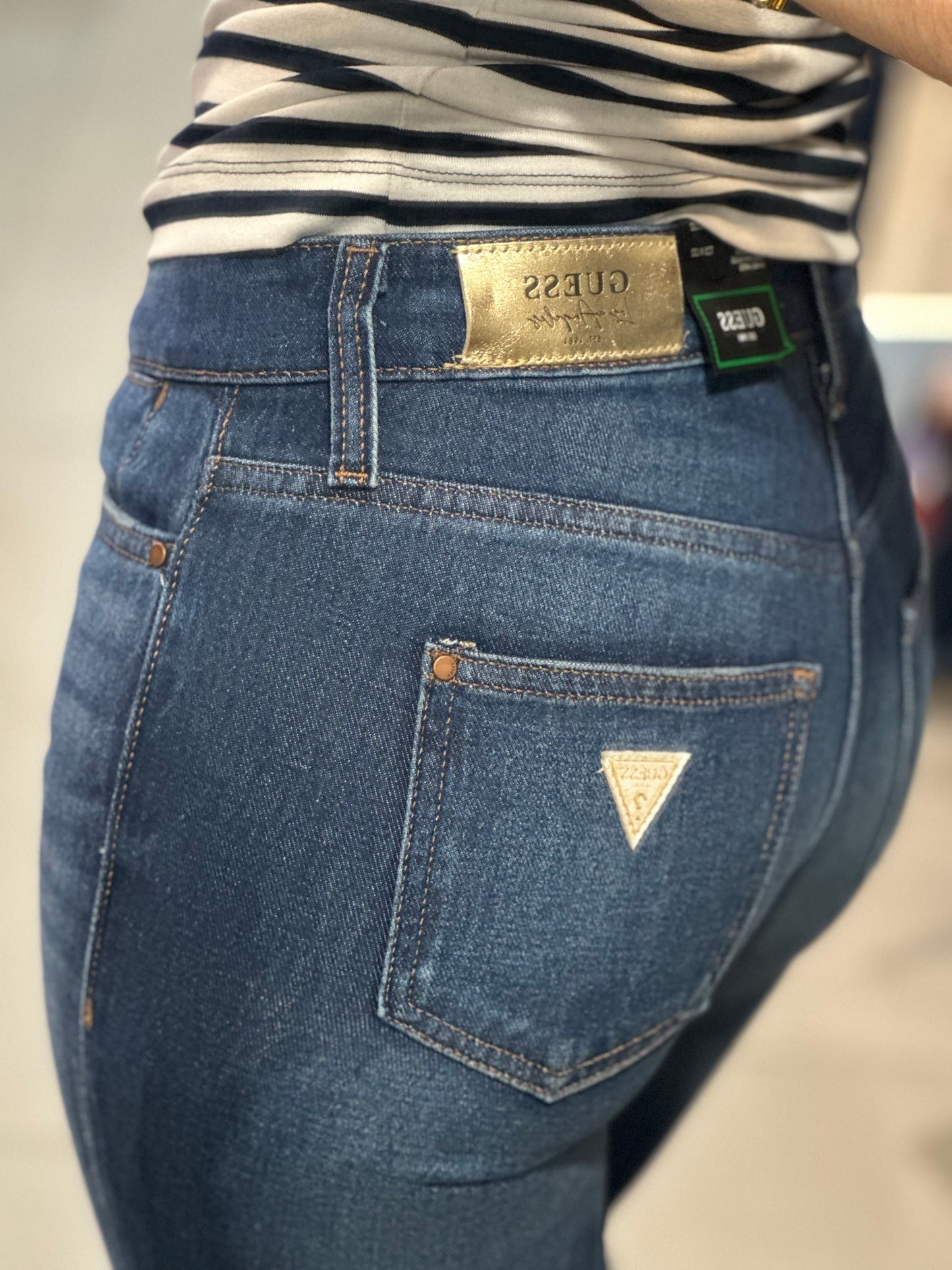VAQUERO GUESS RECTO TIRO MEDIO CON DETALLE BOTON PERLA Y LOGO DORADO