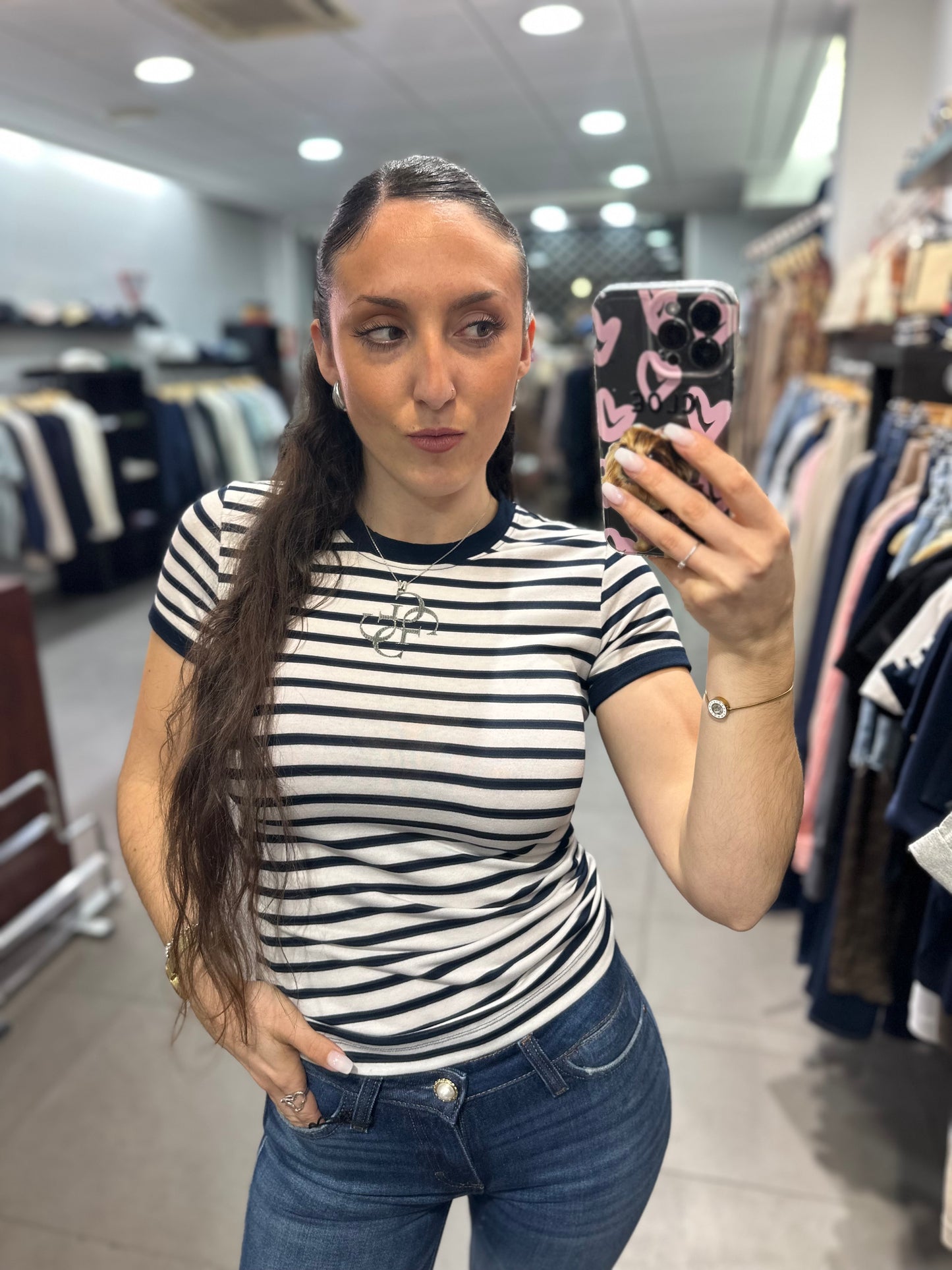CAMISETA GUESS RAYAS MARINA Y BLANCA CON LOGO 4G BRILLO