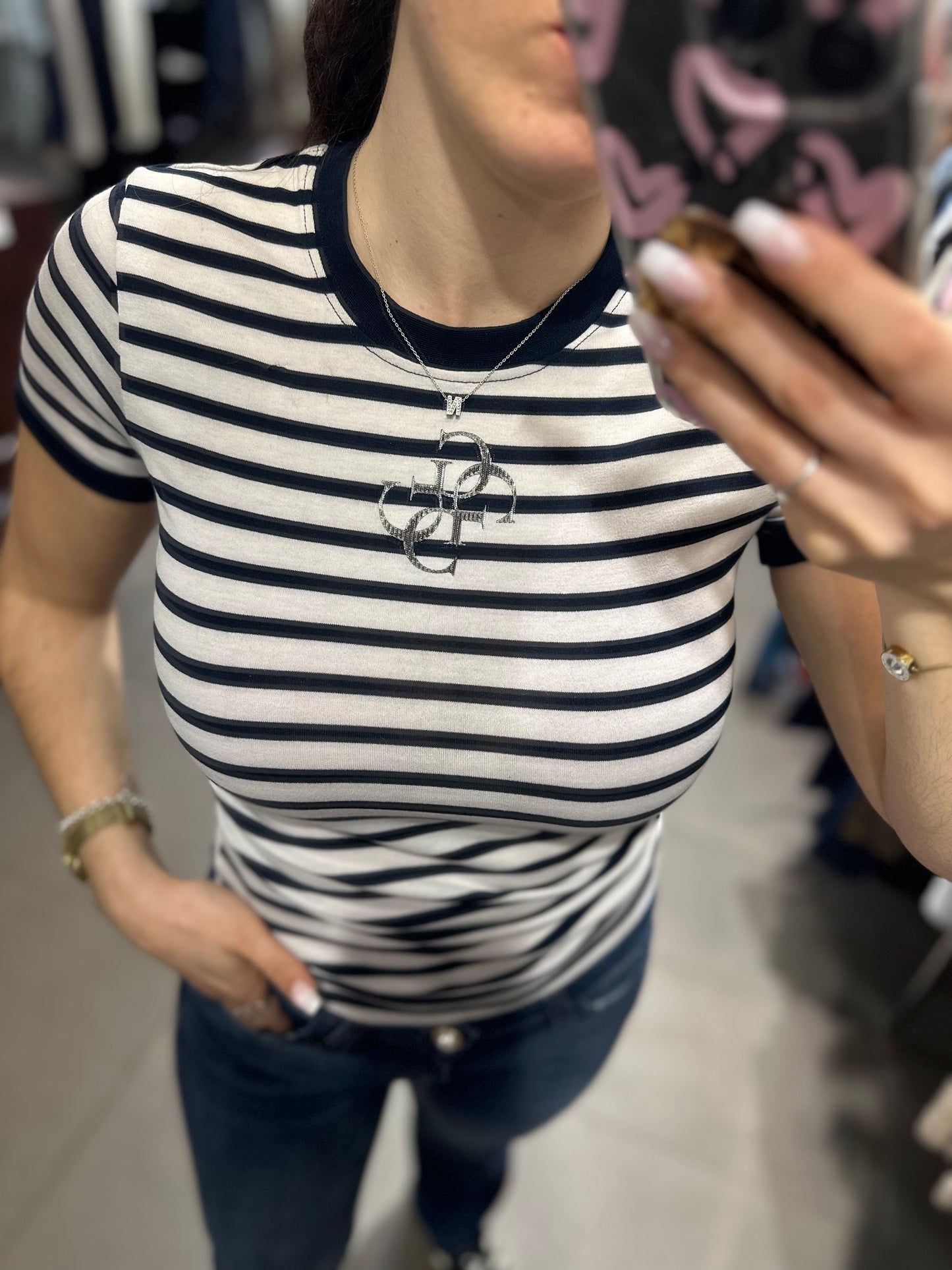 CAMISETA GUESS RAYAS MARINA Y BLANCA CON LOGO 4G BRILLO