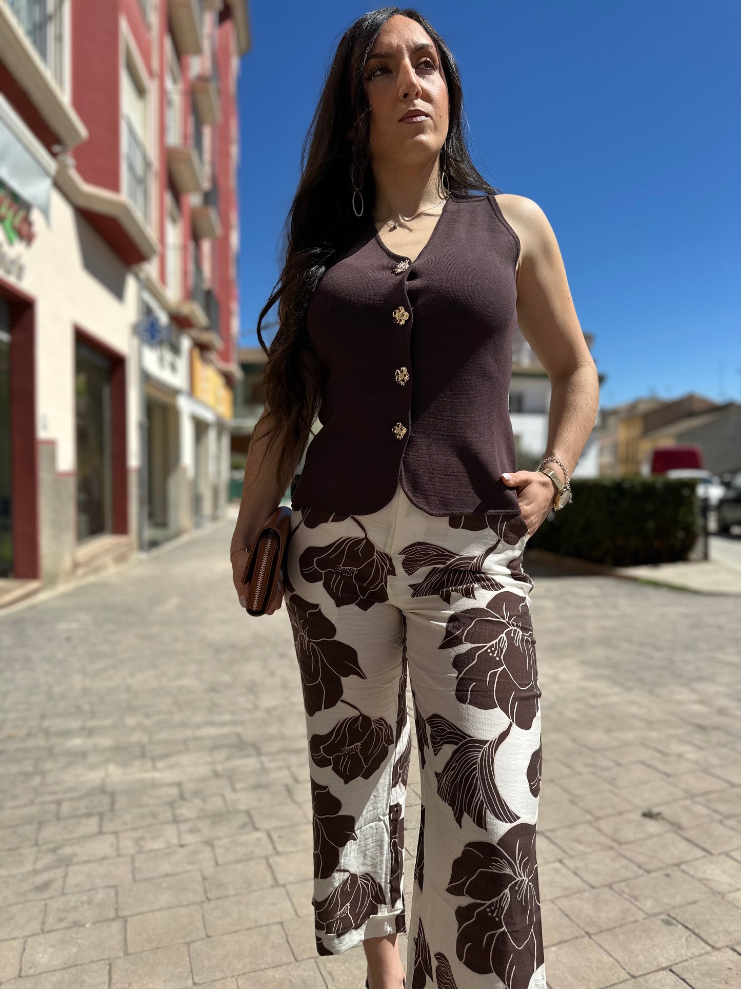 CHALECO TIFFOSI FLEUR PUNTO CHOCOLATE CON BOTONES FLOR DORADA