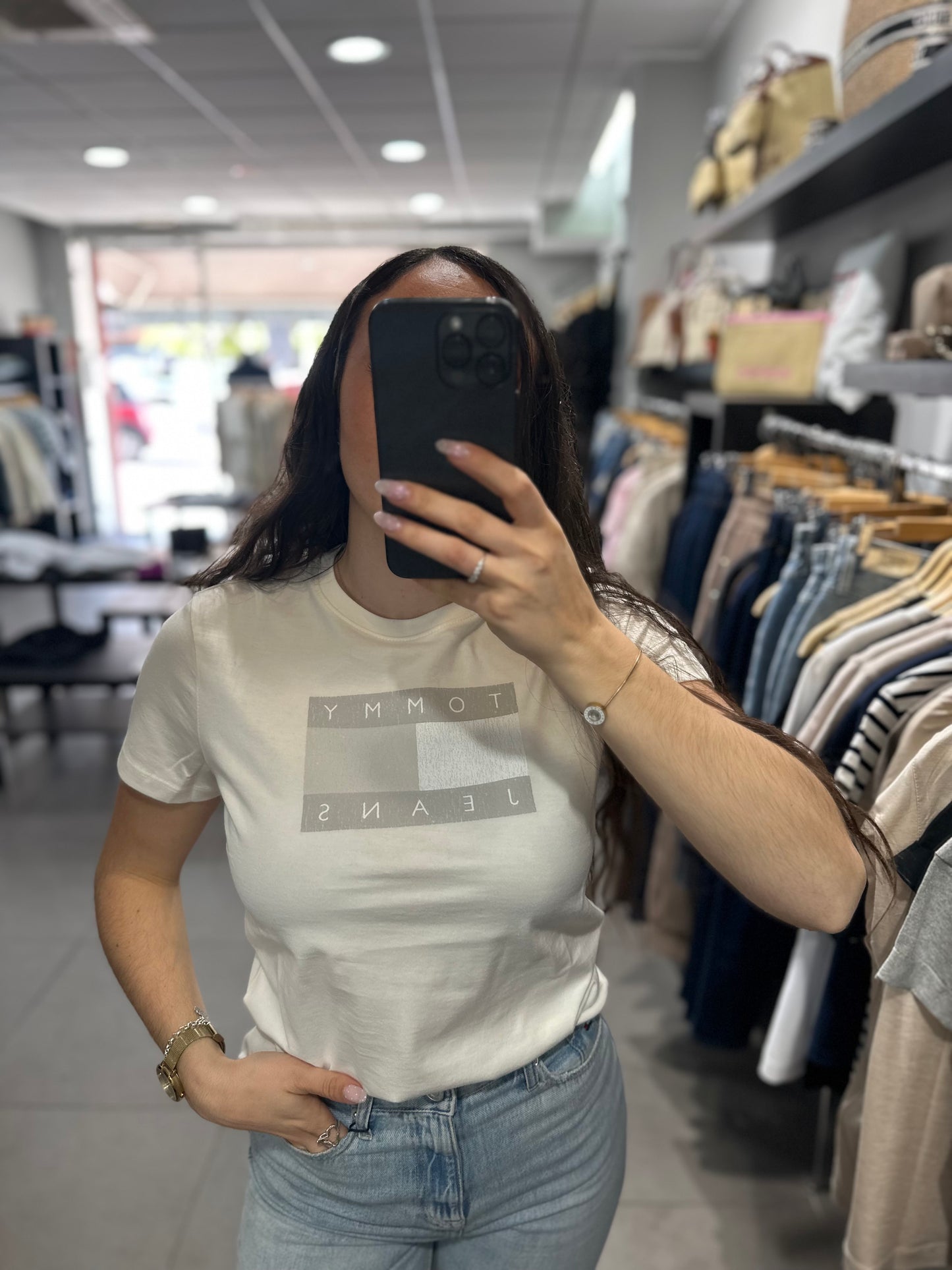 Camiseta Tommy blanco roto con logo bandera gris
