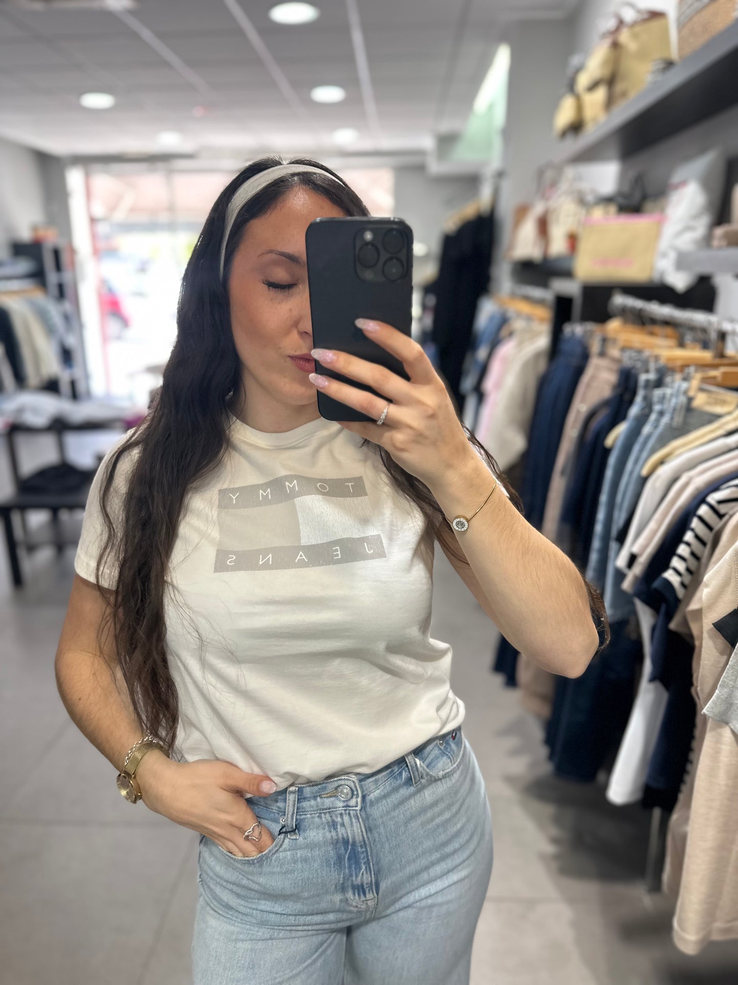 Camiseta Tommy blanco roto con logo bandera gris
