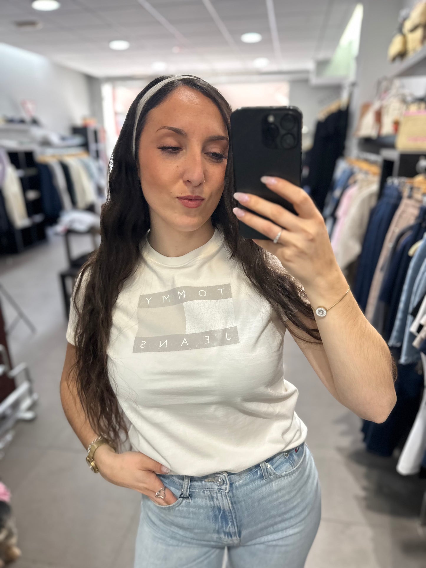 Camiseta Tommy blanco roto con logo bandera gris