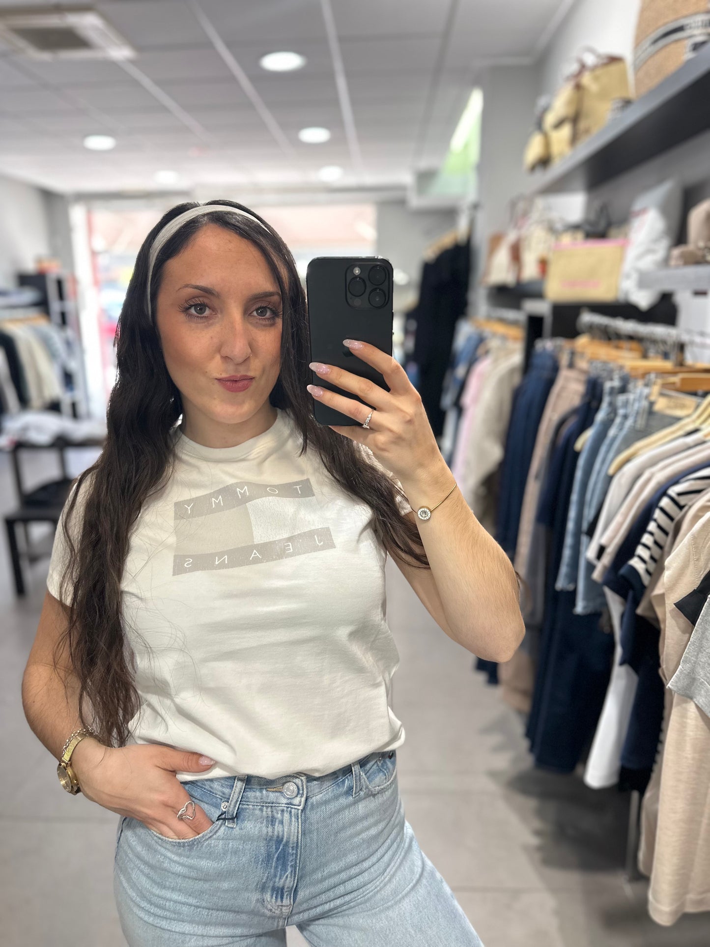 Camiseta Tommy blanco roto con logo bandera gris