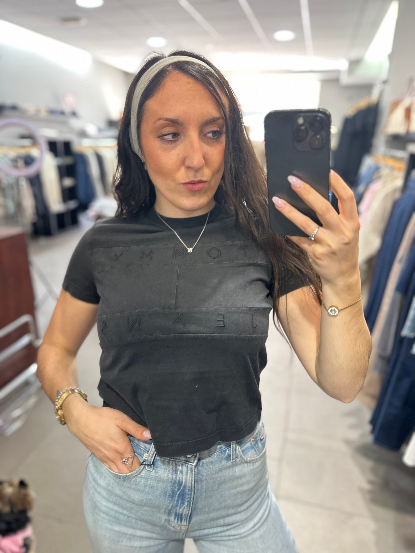 Camiseta Tommy crop gris oscura con logo bandera bordada a tono