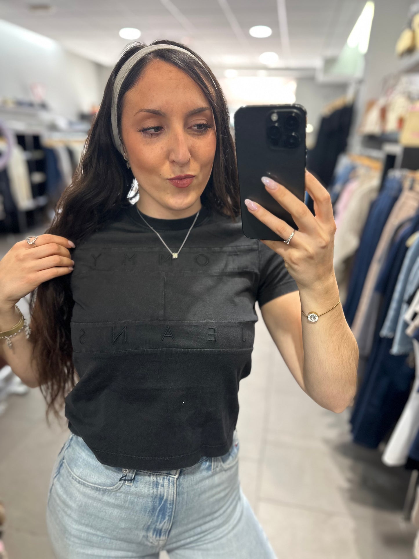 Camiseta Tommy crop gris oscura con logo bandera bordada a tono