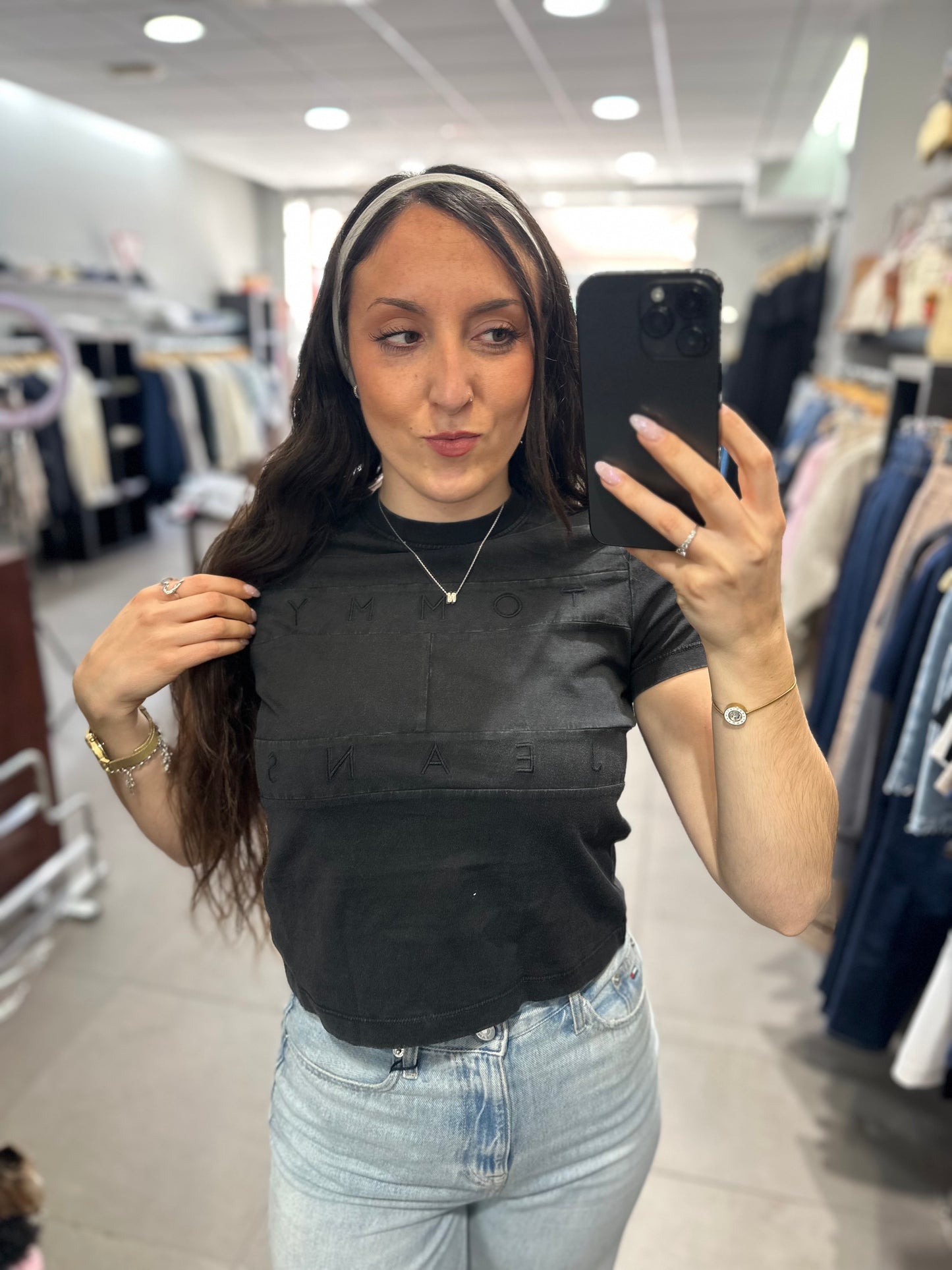 Camiseta Tommy crop gris oscura con logo bandera bordada a tono