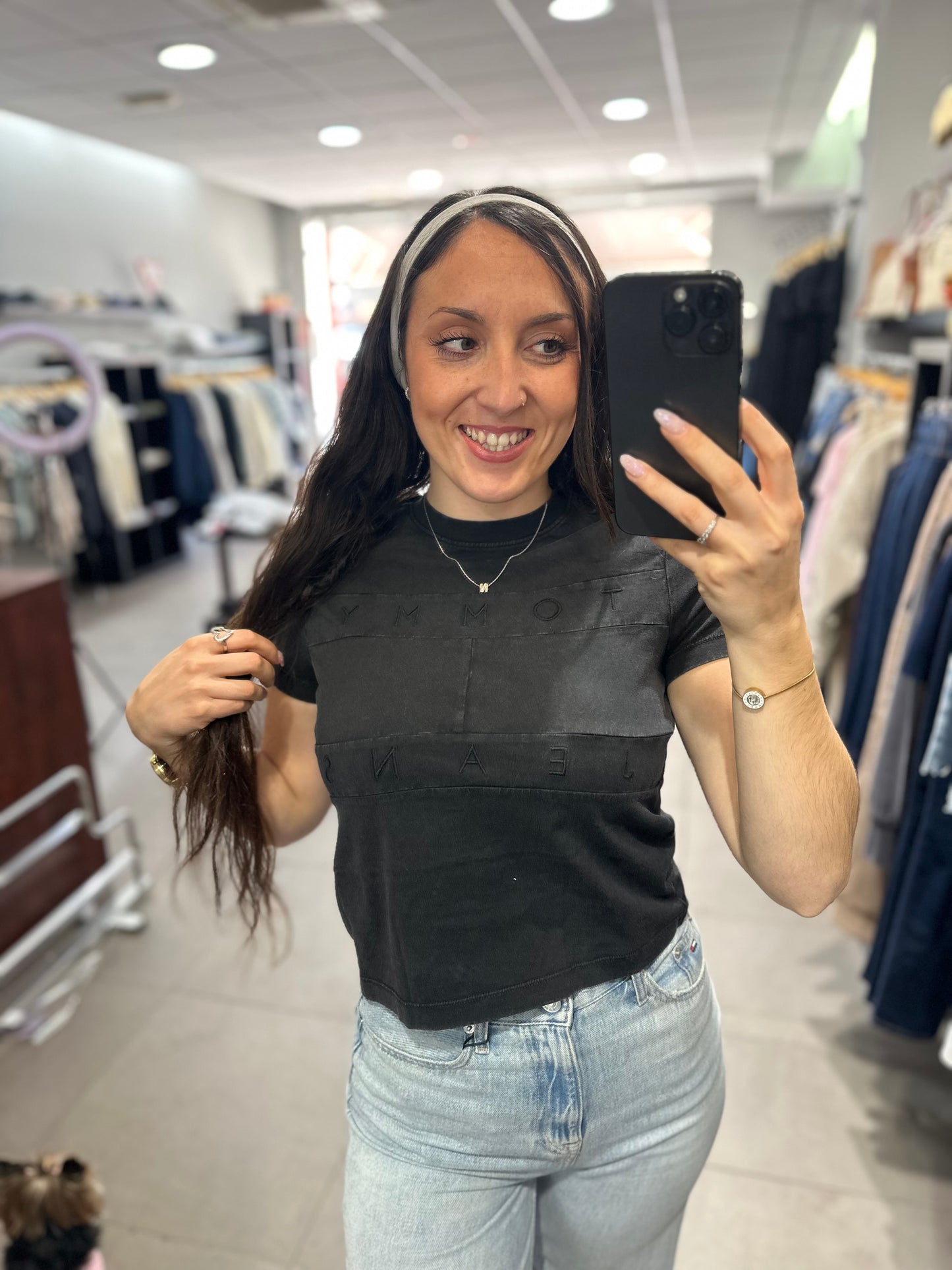 Camiseta Tommy crop gris oscura con logo bandera bordada a tono