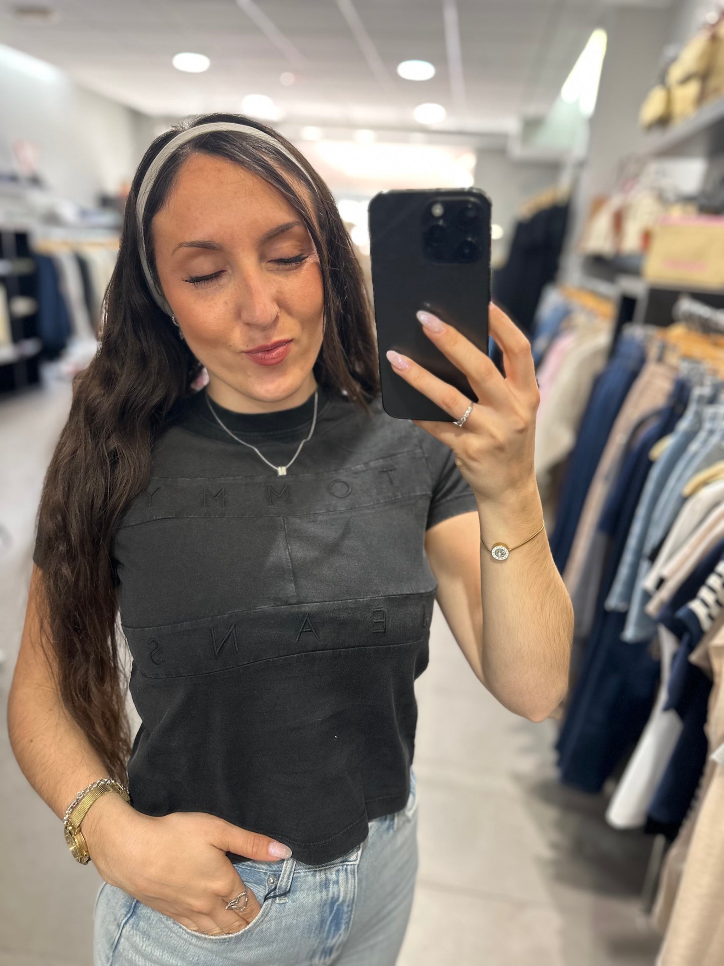 Camiseta Tommy crop gris oscura con logo bandera bordada a tono