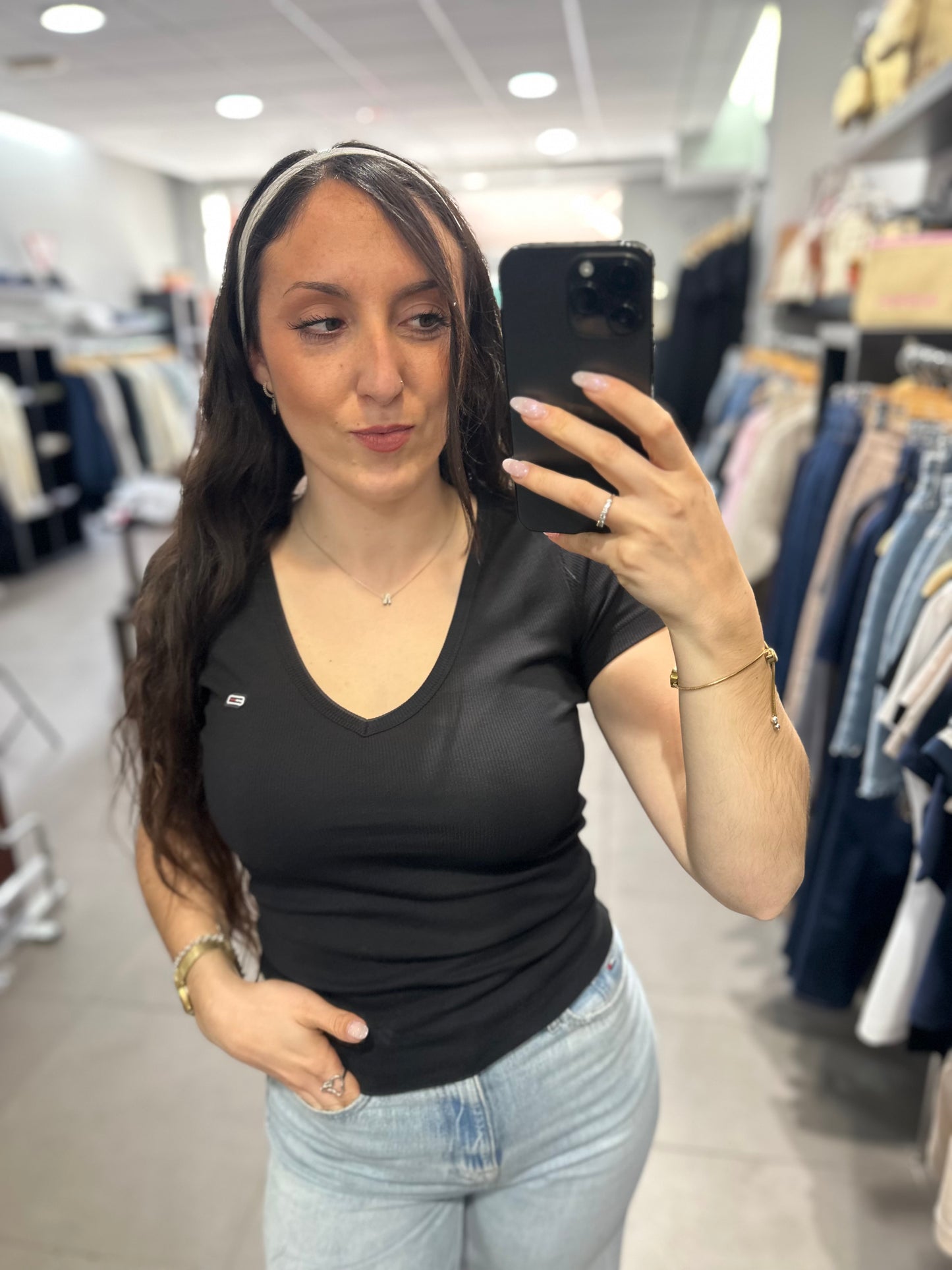 Camiseta Tommy canalé negro cuello pico