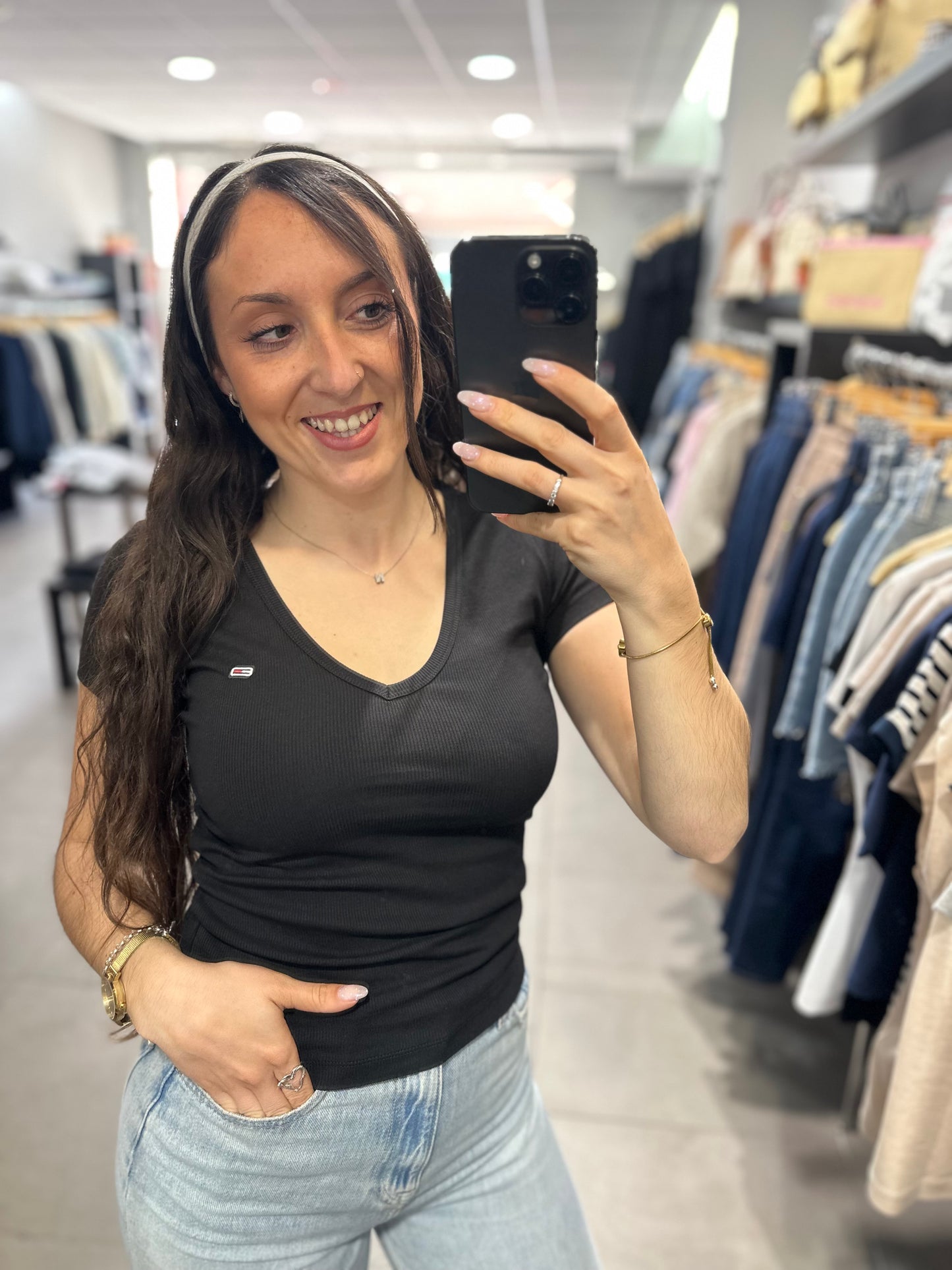 Camiseta Tommy canalé negro cuello pico