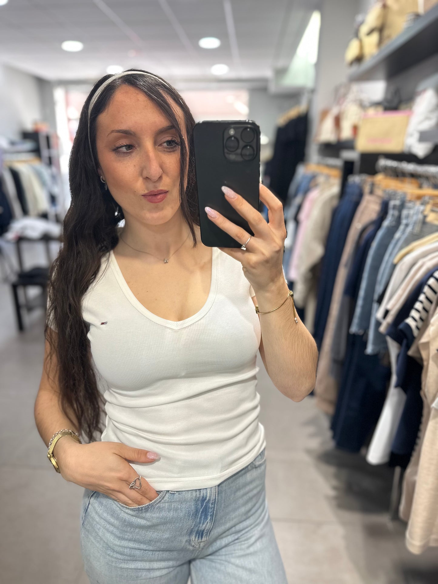 Camiseta Tommy canalé blanca cuello pico