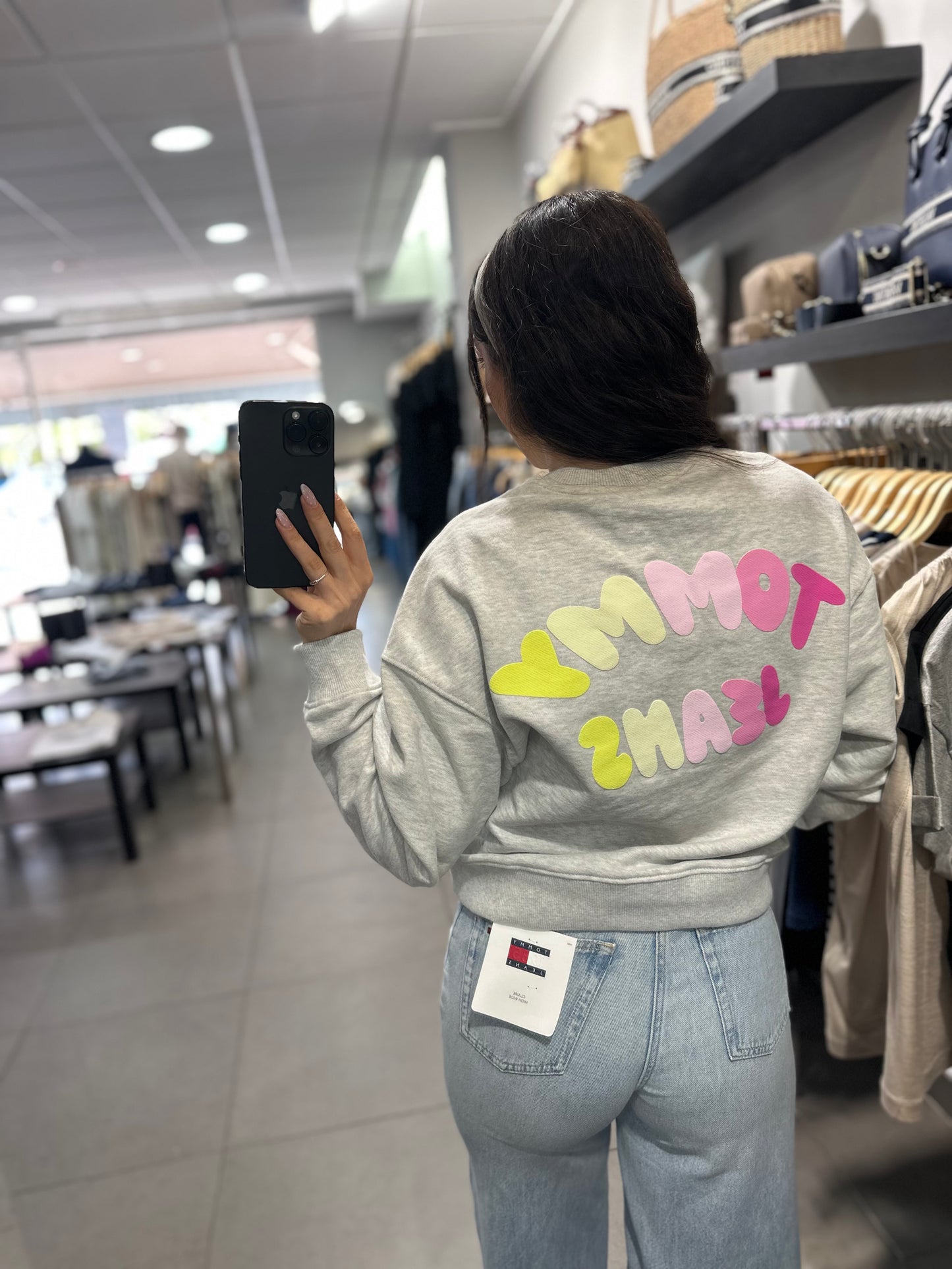 Sudadera Tommy over gris logo bubble espalda rosa y amarillo pastel