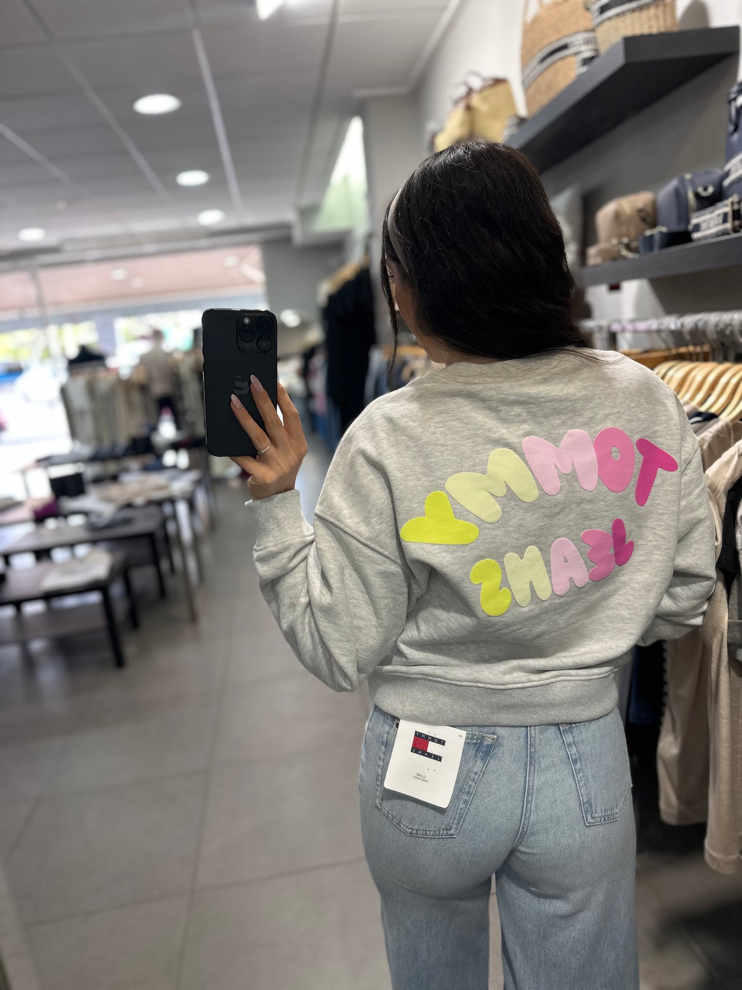 Sudadera Tommy over gris logo bubble espalda rosa y amarillo pastel