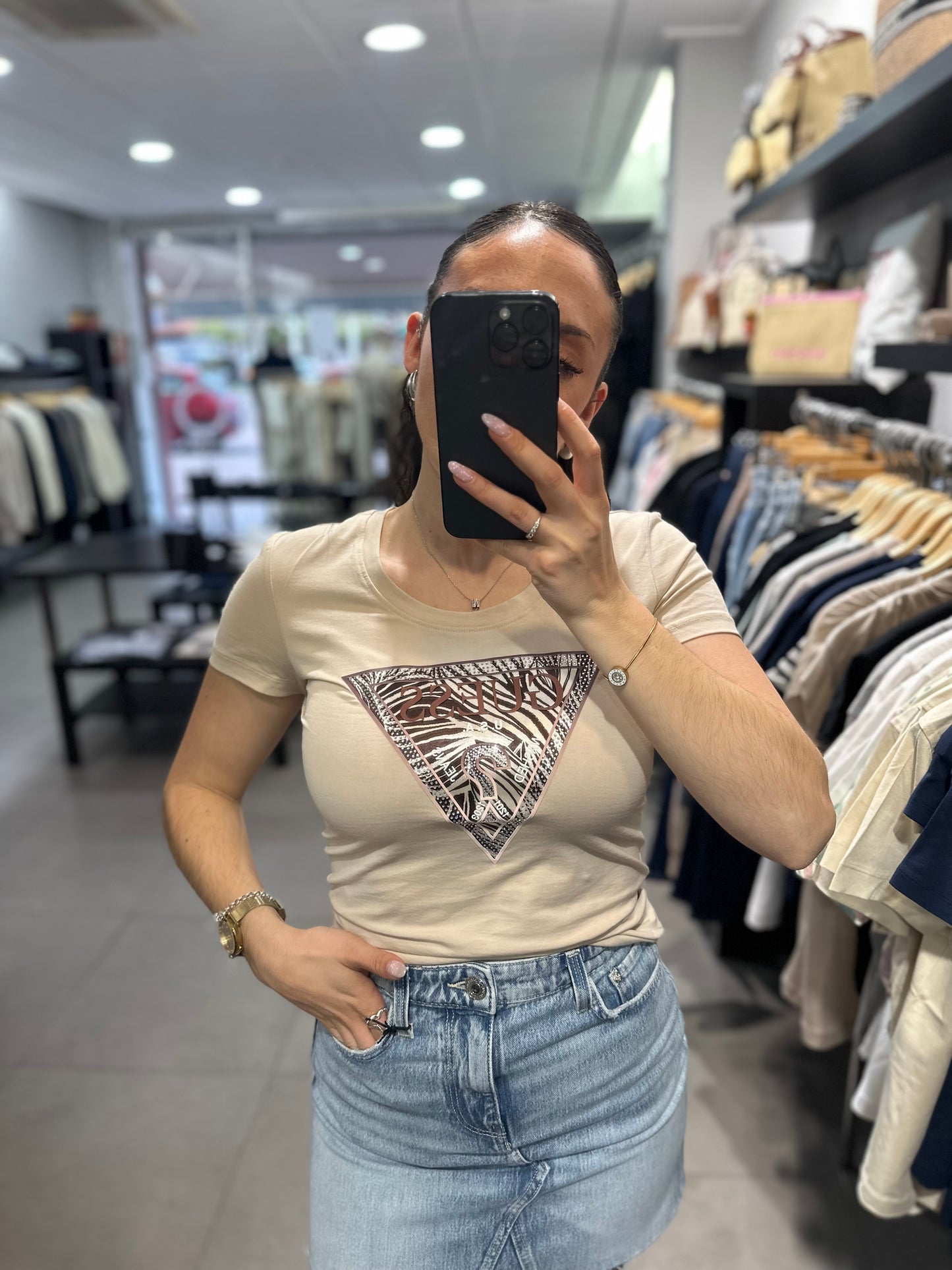 CAMISETA GUESS BEIGE CON LOGO CEBRA CHOCOLATE